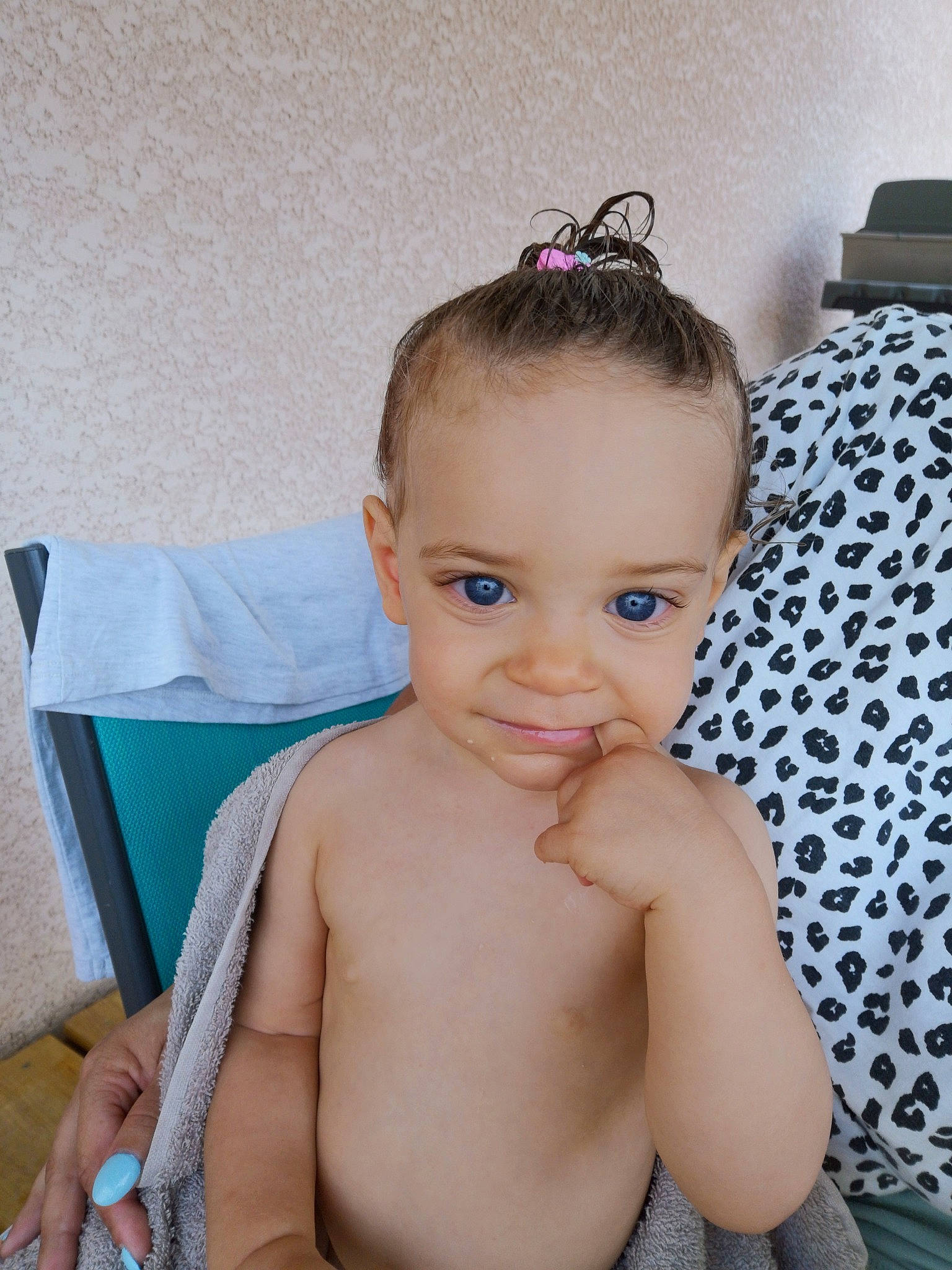 Andrea a rejoint le concours — aidez-le/la à gagner de superbes lots ! abdomen, arm, baby_toddler_clothing, blond, chest, child, ear, eye, eyebrow, eyelash, face, hair, happy, head, neck, person, shoulder, skin, smile, toddler