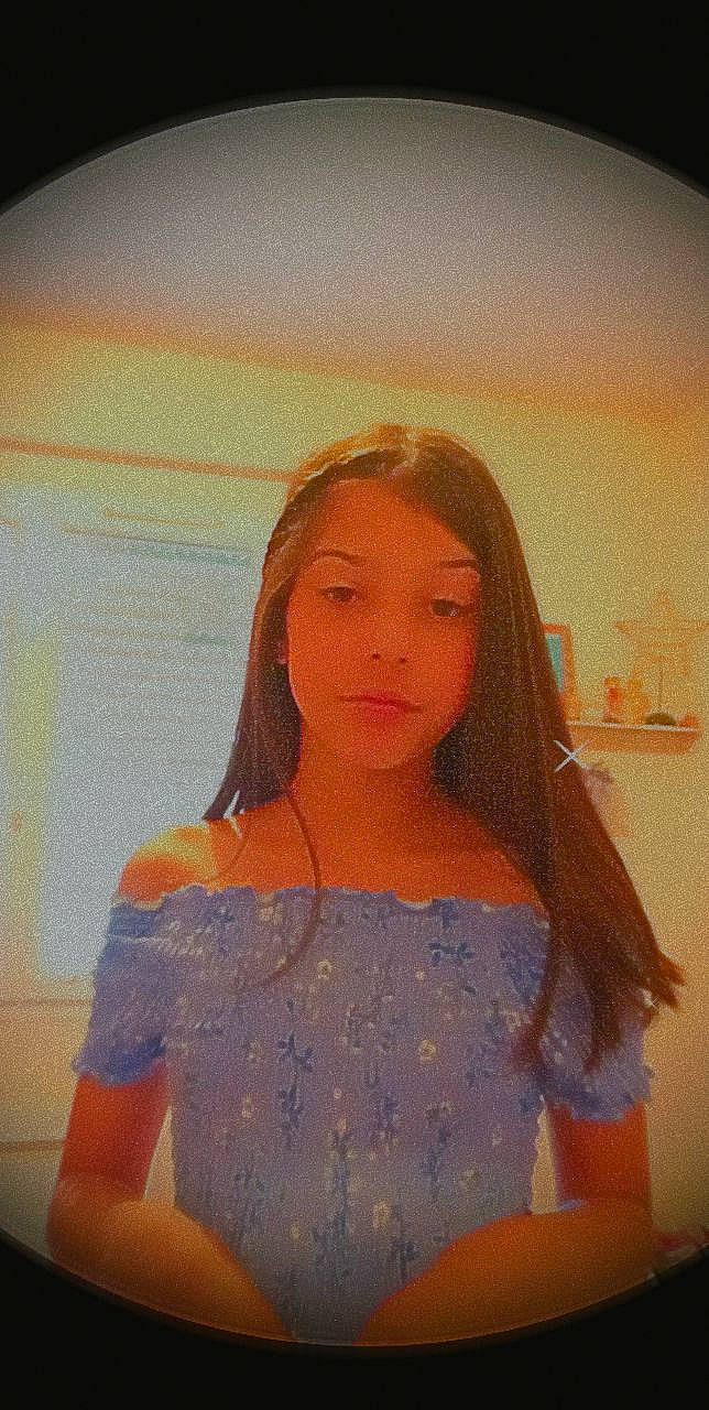 Sabrina a rejoint le concours — aidez-le/la à gagner de superbes lots ! art, chin, eyebrow, flash_photography, fun, hair, happy, human_body, iris, lip, long_hair, mouth, neck, orange, paint, person, shoulder, tints_and_shades, waist, window