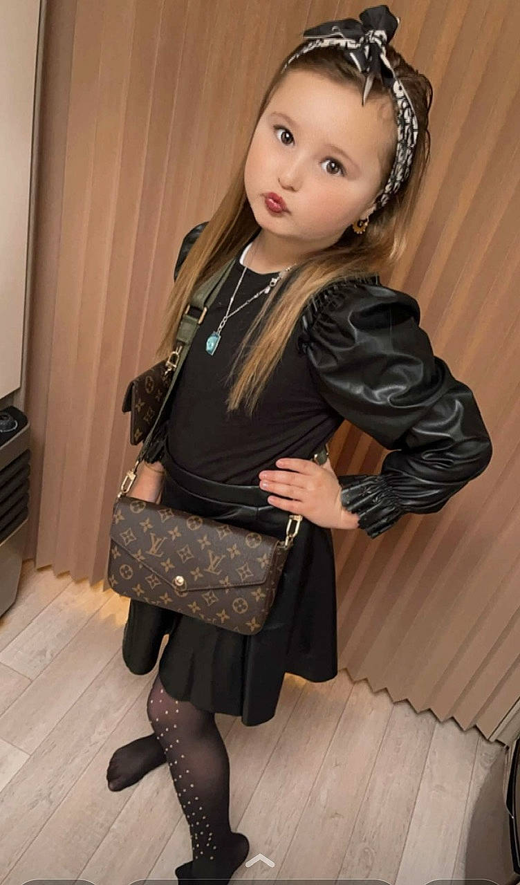 Ludana a rejoint le concours — aidez-le/la à gagner de superbes lots ! black_hair, brown_hair, cool, fashion_design, flash_photography, formal_wear, hair, head, human_body, joint, knee, leg, long_hair, neck, outerwear, person, shoulder, sleeve, thigh, waist