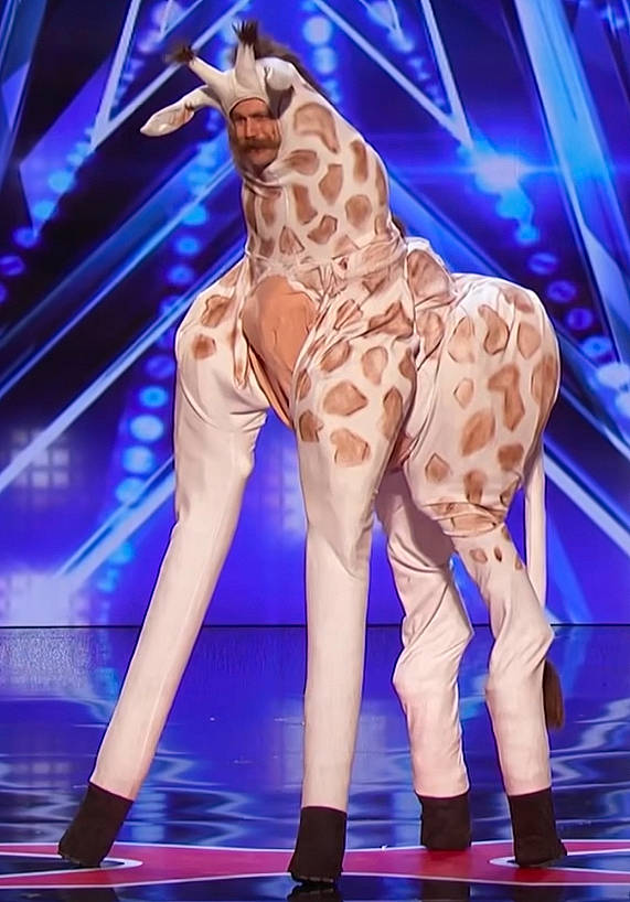 Carlos participe au concours pour gagner de l'argent avec cette photo : artist, choreography, electric_blue, entertainment, event, fashion_design, fawn, felidae, fun, giraffe, giraffidae, headwear, human_leg, painting, pattern, performance, performance_art, performing_arts, person, public_event