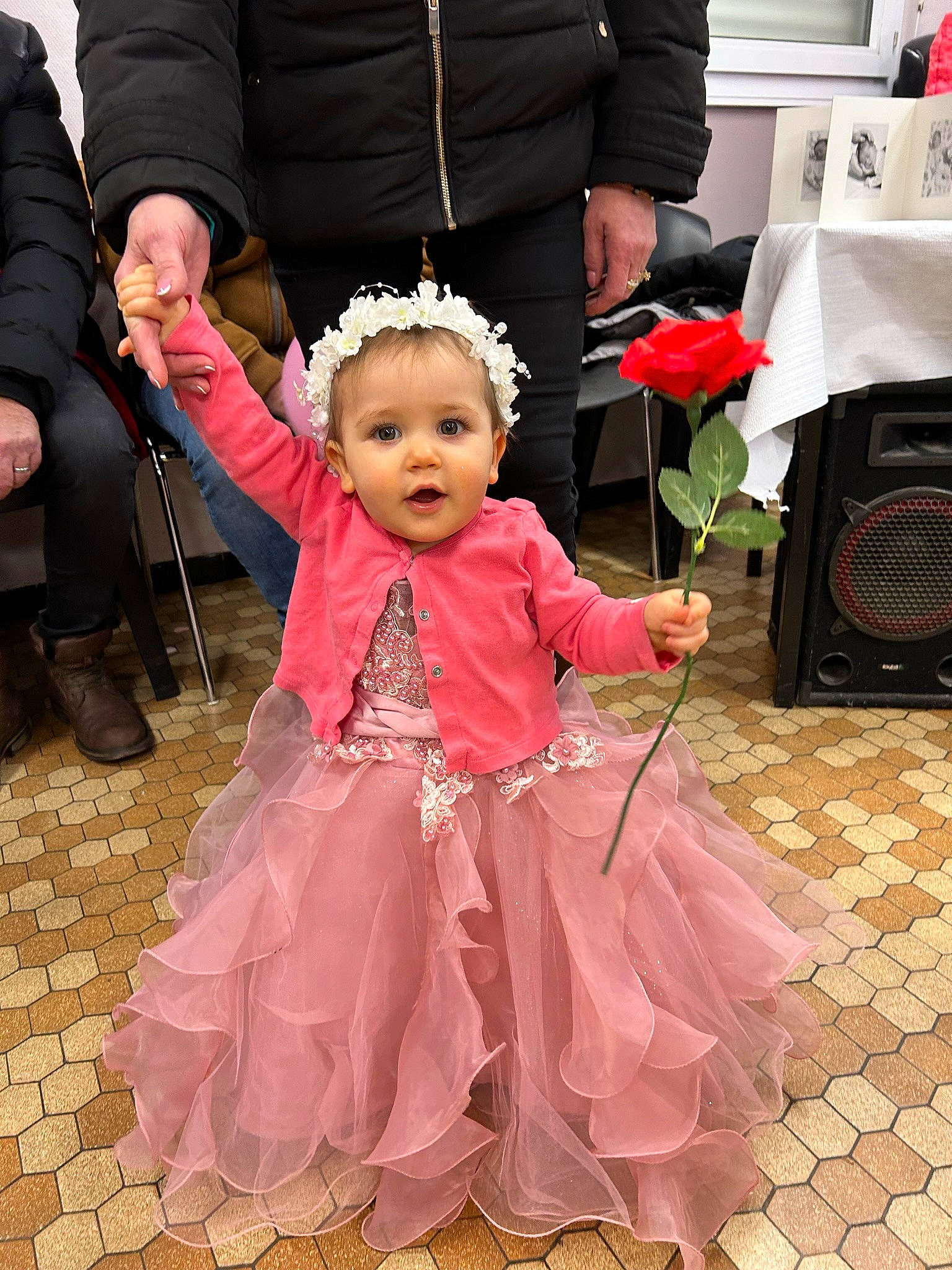 Lilas a rejoint le concours — aidez-le/la à gagner de superbes lots ! baby, baby_toddler_clothing, beauty, child, event, facial_expression, flower, fun, gesture, happy, headpiece, magenta, person, petal, photograph, pink, plant, snapshot, standing, toddler