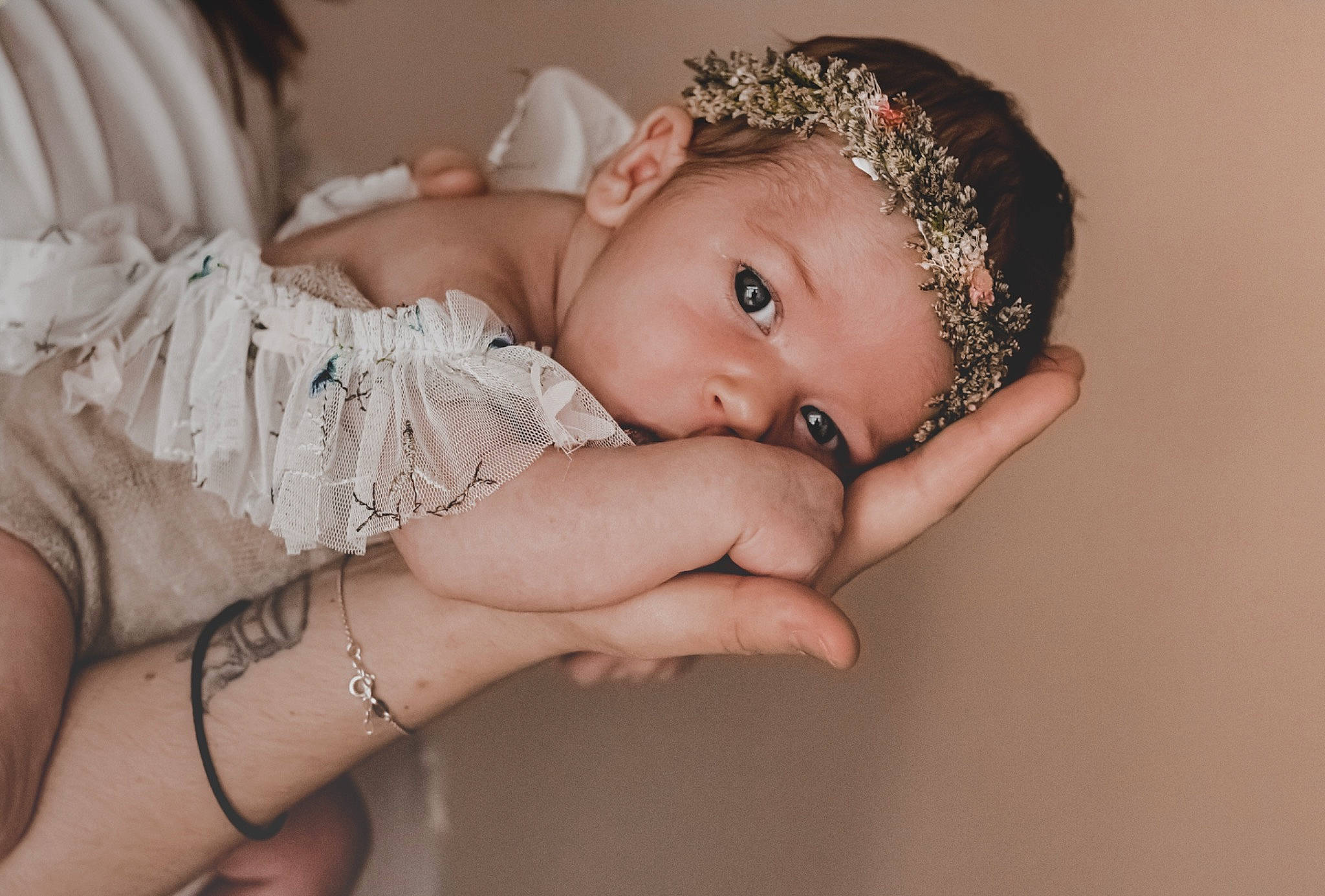 Lilas participe au concours pour gagner de l'argent avec cette photo : baby, baby_toddler_clothing, dress, eyelash, finger, flash_photography, gesture, hair_accessory, hand, happy, headband, headpiece, iris, jewellery, lip, long_hair, nail, person, skin, toddler