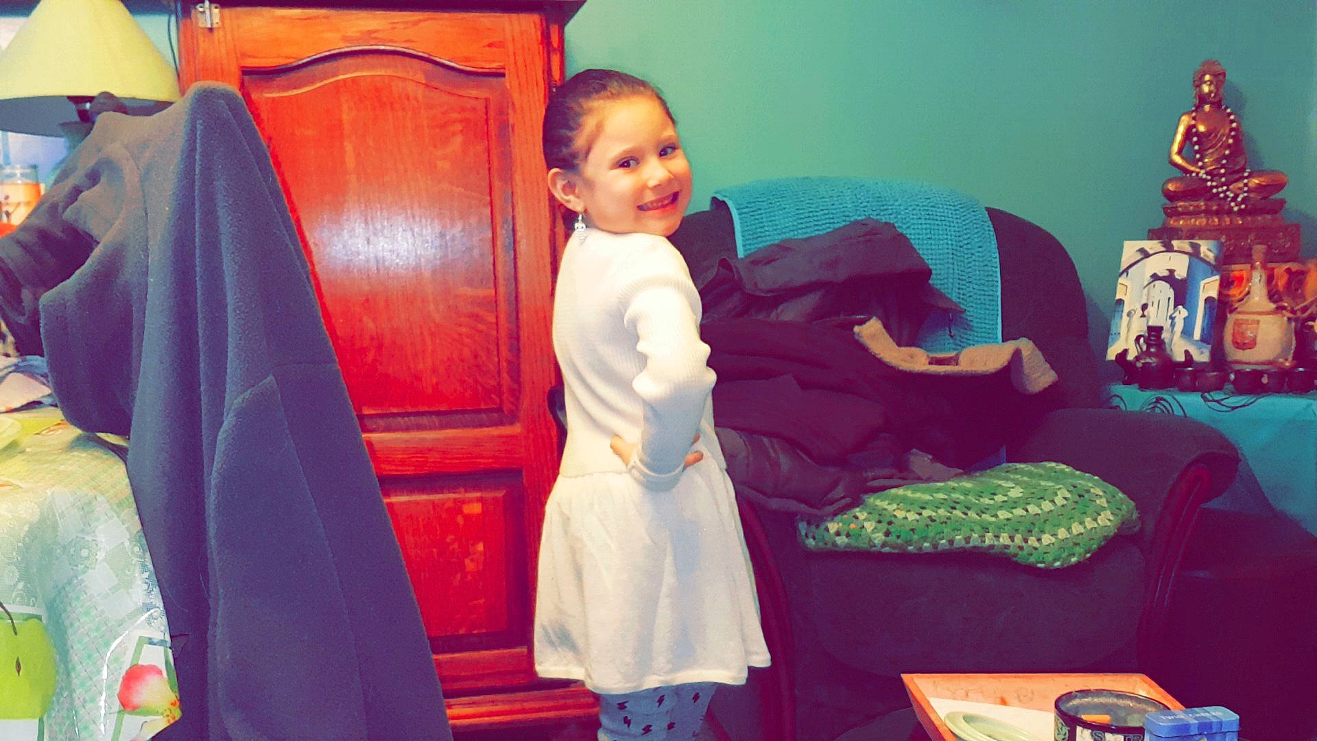 Cécilia participe au concours pour gagner de l'argent avec cette photo : child, joy, person, room, smile