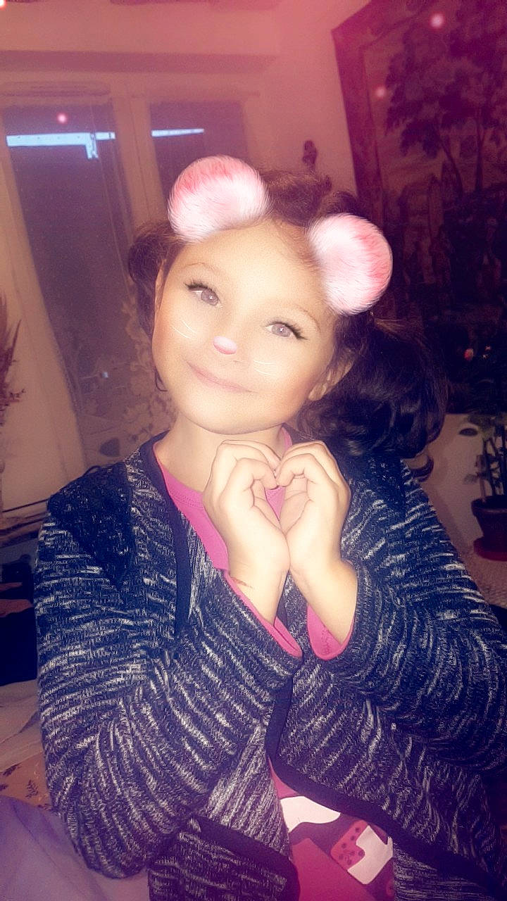 Cécilia participe au concours pour gagner de l'argent avec cette photo : beauty, black_hair, brown_hair, cheek, cool, eye, eyebrow, face, forehead, fun, hair, hairstyle, head, lady, lip, long_hair, nose, person, pink, selfie