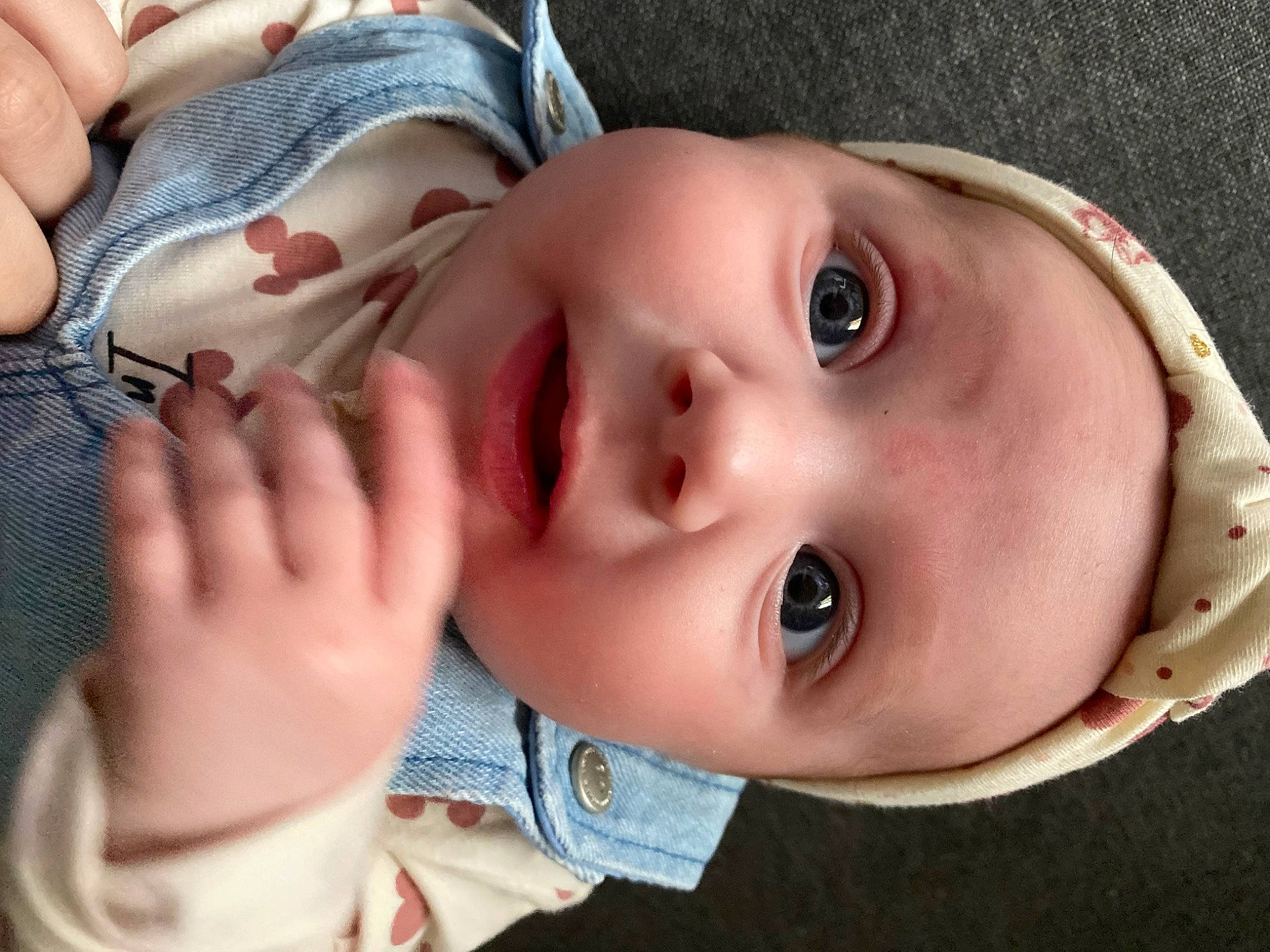 Linaya participe au concours pour gagner de l'argent avec cette photo : baby, baby_toddler_clothing, cheek, child, close_up, ear, eyebrow, eyelash, finger, fun, gesture, hand, happy, hat, lip, mouth, nose, person, skin, thumb