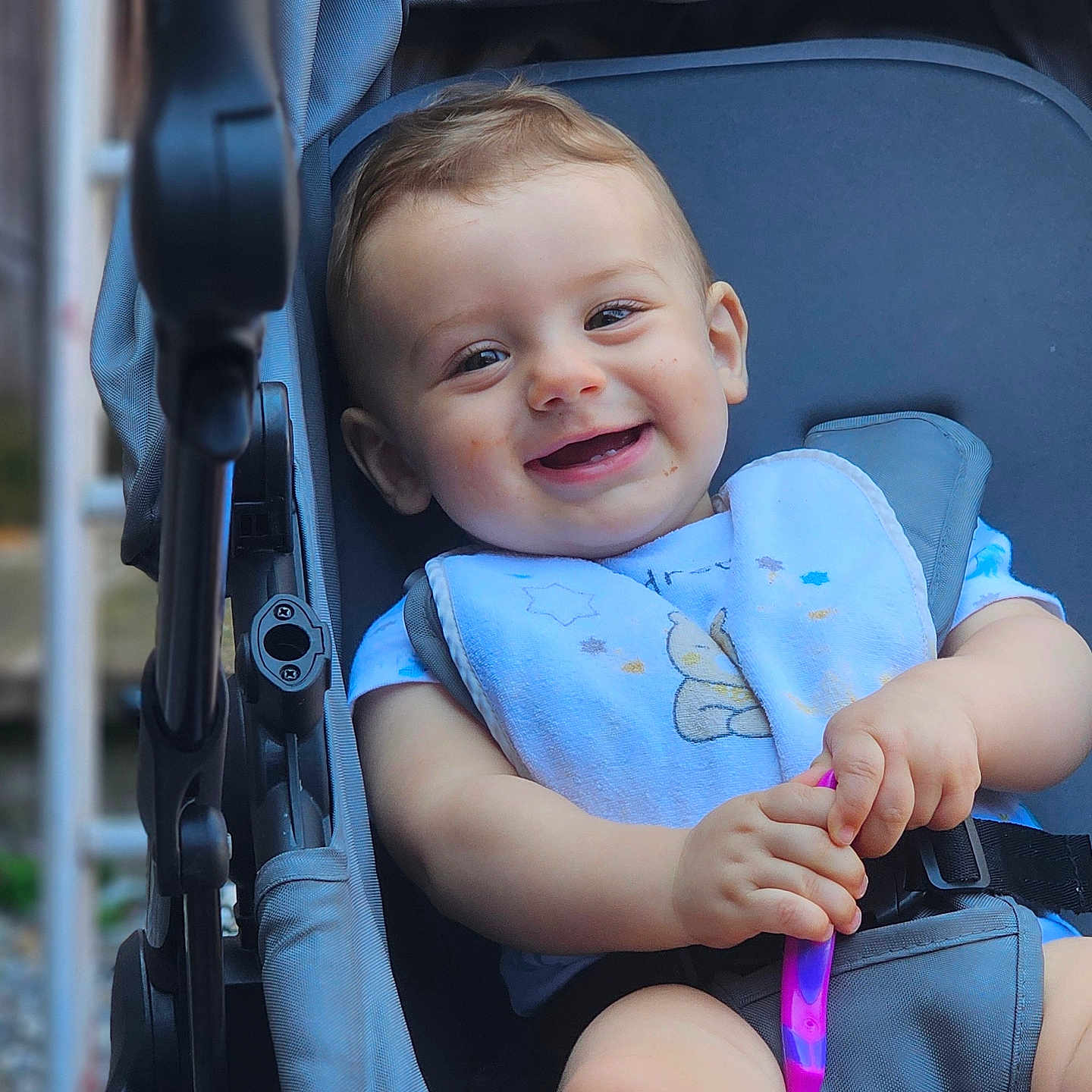 Ezio participe au concours pour gagner de l'argent avec cette photo : accessories, baby, bodypart, clothing, face, finger, hand, happy, head, laughing, mouth, pants, person, photography, portrait, smile, strap, stroller, t_shirt, teeth