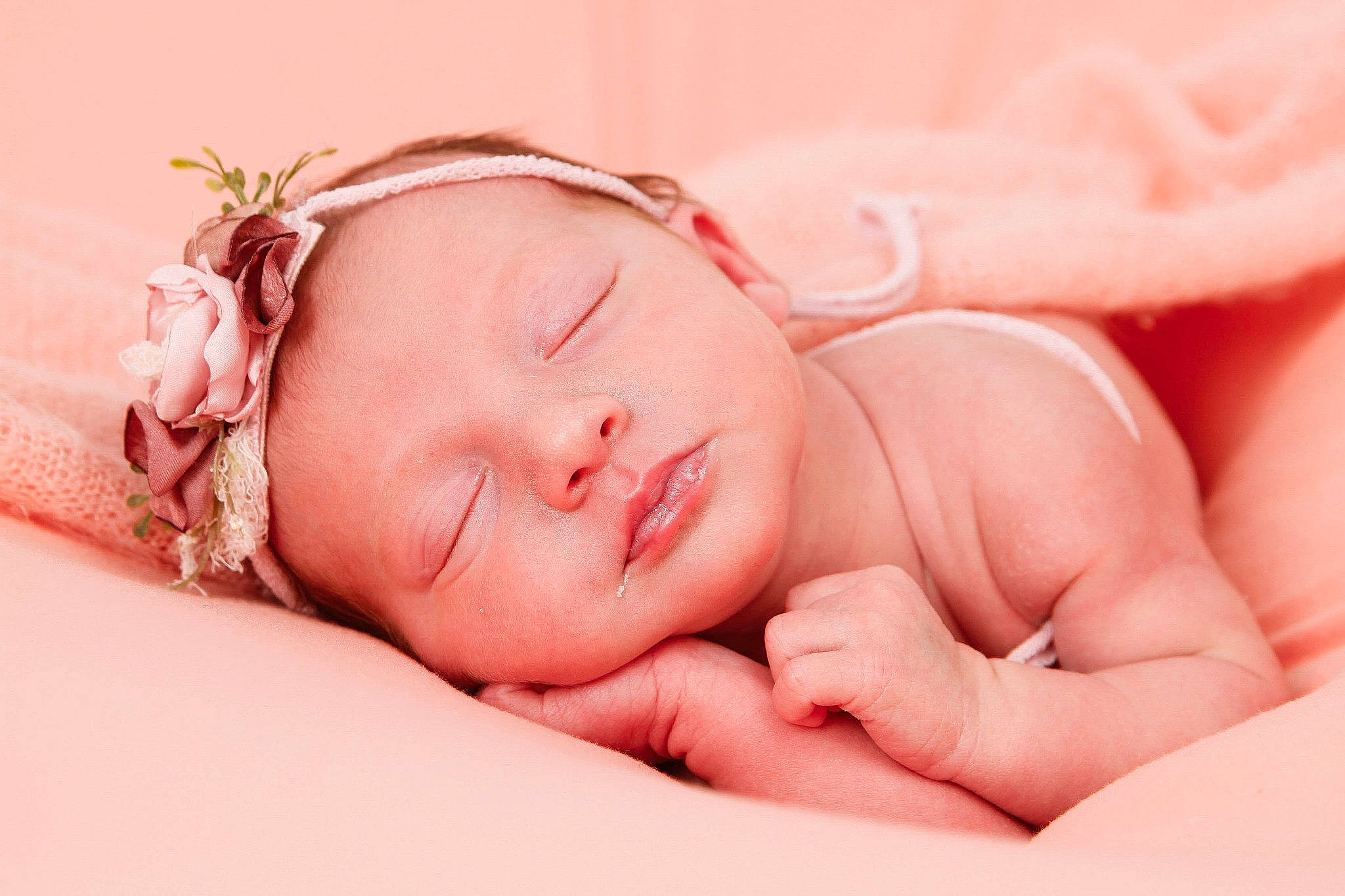 Romane a rejoint le concours — aidez-le/la à gagner de superbes lots ! arm, baby, baby_toddler_clothing, cheek, chin, comfort, eye, eyebrow, eyelash, face, finger, gesture, hand, happy, head, headgear, lip, neck, person, pink