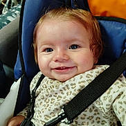 Joye a rejoint le concours — aidez-le/la à gagner de superbes lots ! baby, child, smiling, car_seat, seatbelt, pony_tail, blue, orange, leopard_print, clothing, happy, indoor, person, face, hair, infant, safety_harness, cute, young_child, portrait
