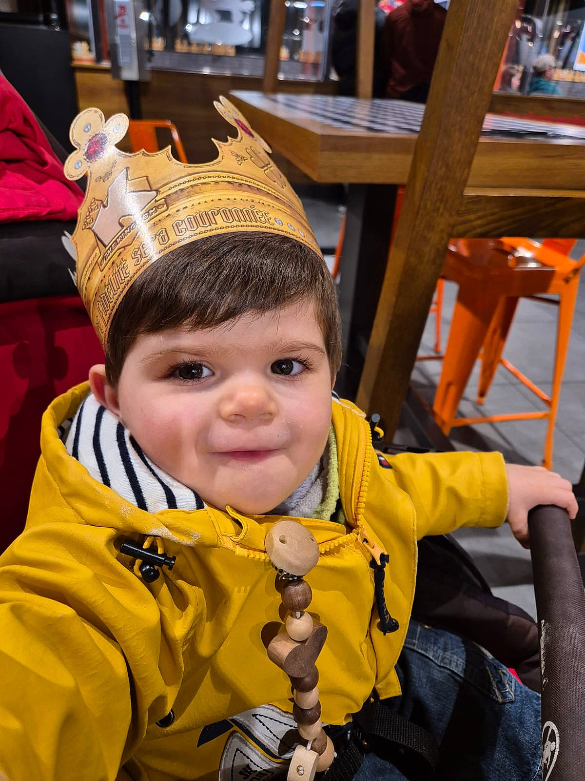 Djuliano participe au concours pour gagner de l'argent avec cette photo : baby, cap, chair, cheek, child, event, fun, happy, headgear, jacket, leisure, person, personal_protective_equipment, recreation, sitting, skin, snapshot, toddler, winter, wood
