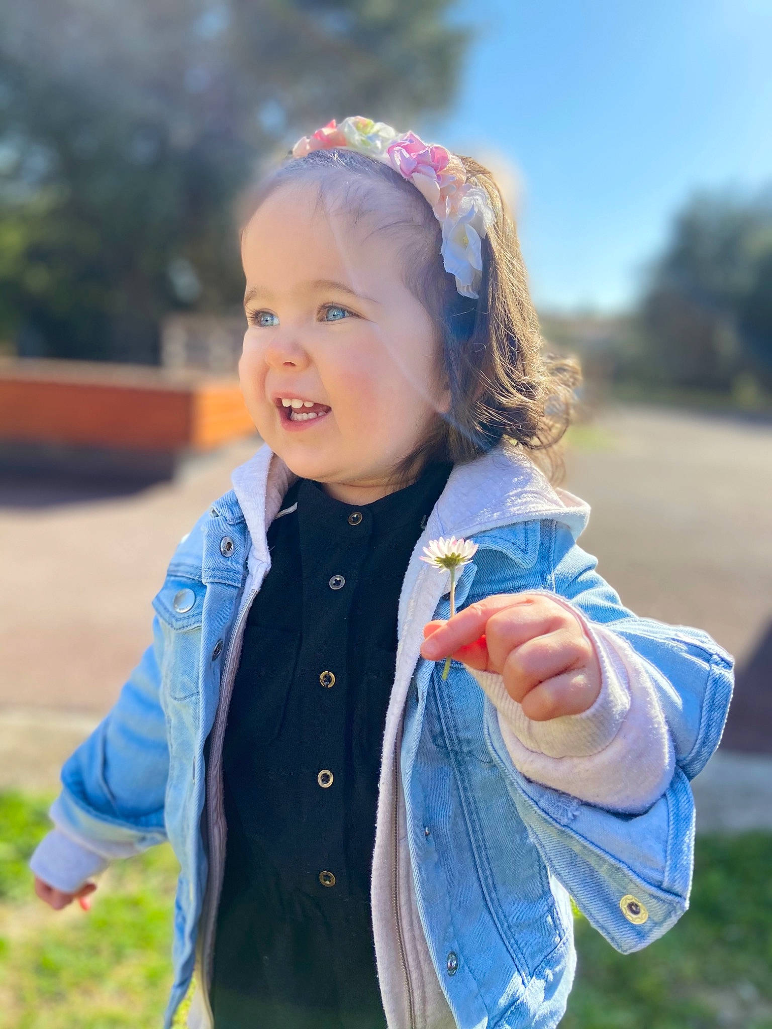 Maelyn a rejoint le concours — aidez-le/la à gagner de superbes lots ! baby, baby_toddler_clothing, blond, cool, electric_blue, fun, gesture, grass, happy, iris, leisure, lip, people_in_nature, person, recreation, skin, sky, smile, sunlight, toddler