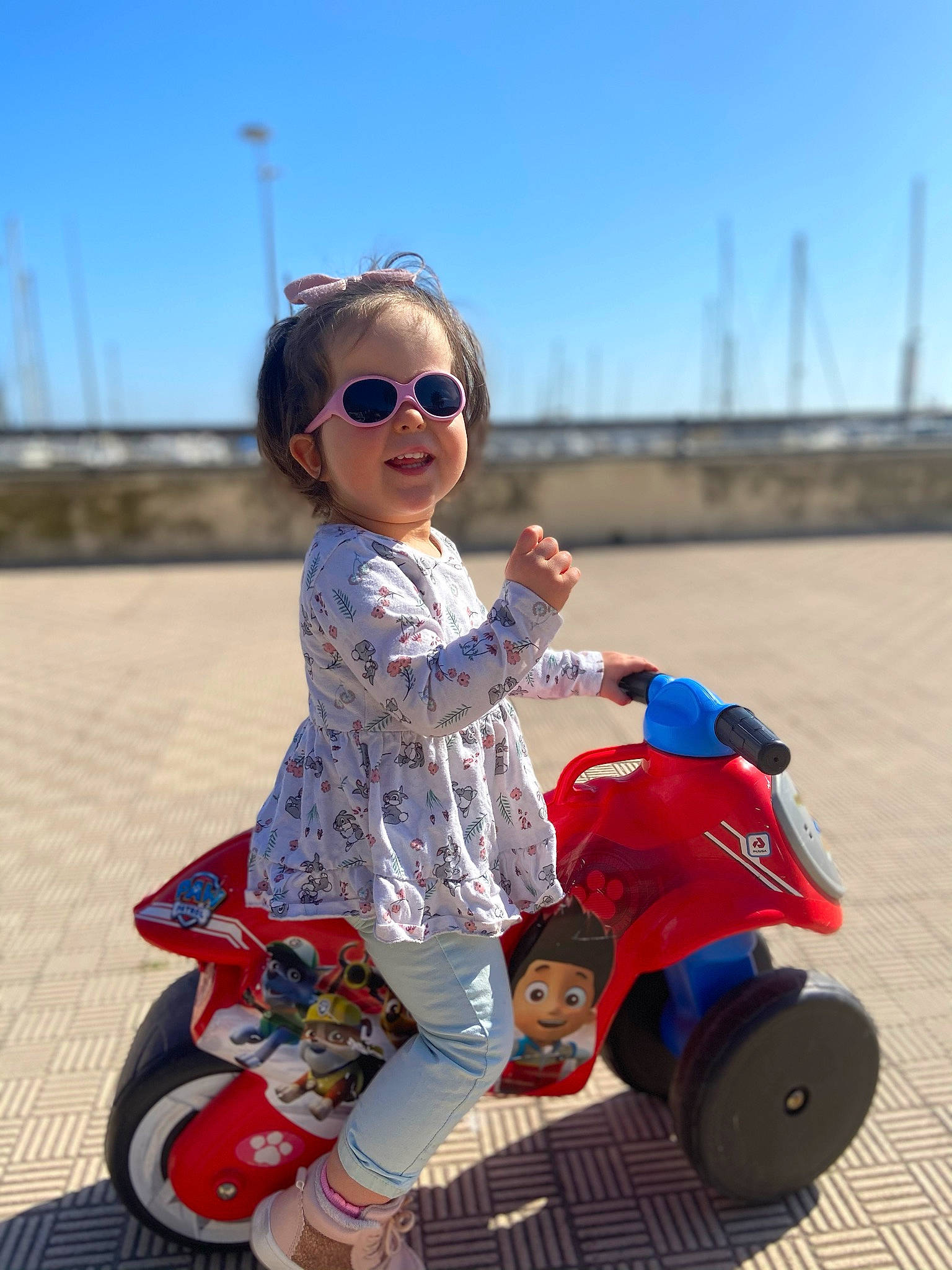 Maelyn a rejoint le concours — aidez-le/la à gagner de superbes lots ! automotive_tire, baby_toddler_clothing, eyewear, fun, goggles, happy, helmet, leisure, people, person, photograph, riding_toy, shoe, sky, summer, sunglasses, tire, toddler, travel, vision_care