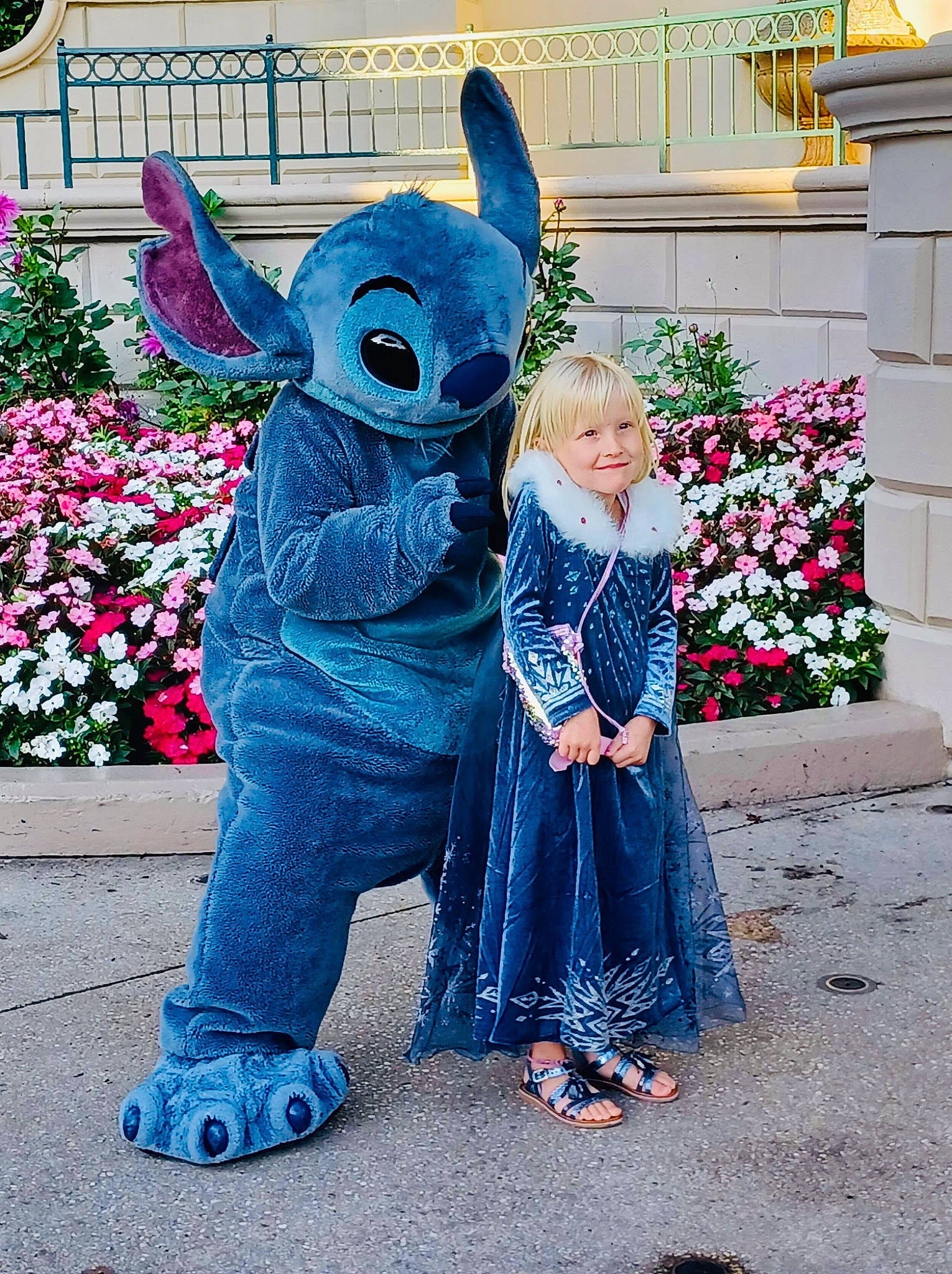 Clara a rejoint le concours — aidez-le/la à gagner de superbes lots ! child, costume, electric_blue, event, fawn, fictional_character, flower, fun, fur, grass, happy, joy, leisure, magenta, mascot, person, pink, plant, public_space, recreation
