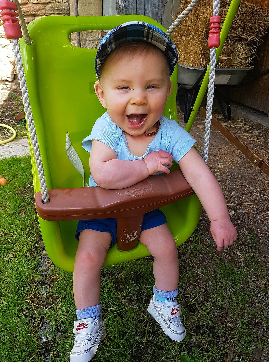 Maylon a rejoint le concours — aidez-le/la à gagner de superbes lots ! baby, baby_toddler_clothing, child, facial_expression, fun, grass, happy, outdoor_play_equipment, person, play, playground, public_space, sitting, skin, smile, summer, swing, toddler, vacation