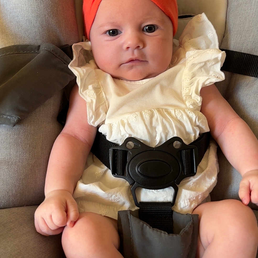 Jade participe au concours pour gagner de l'argent avec cette photo : adorable, baby, bow, car_seat, child, closeup, comfort, cute, headband, indoors, infant, portrait, seat, secured, sitting, socks, soft_fabric, straps, white_clothing, young