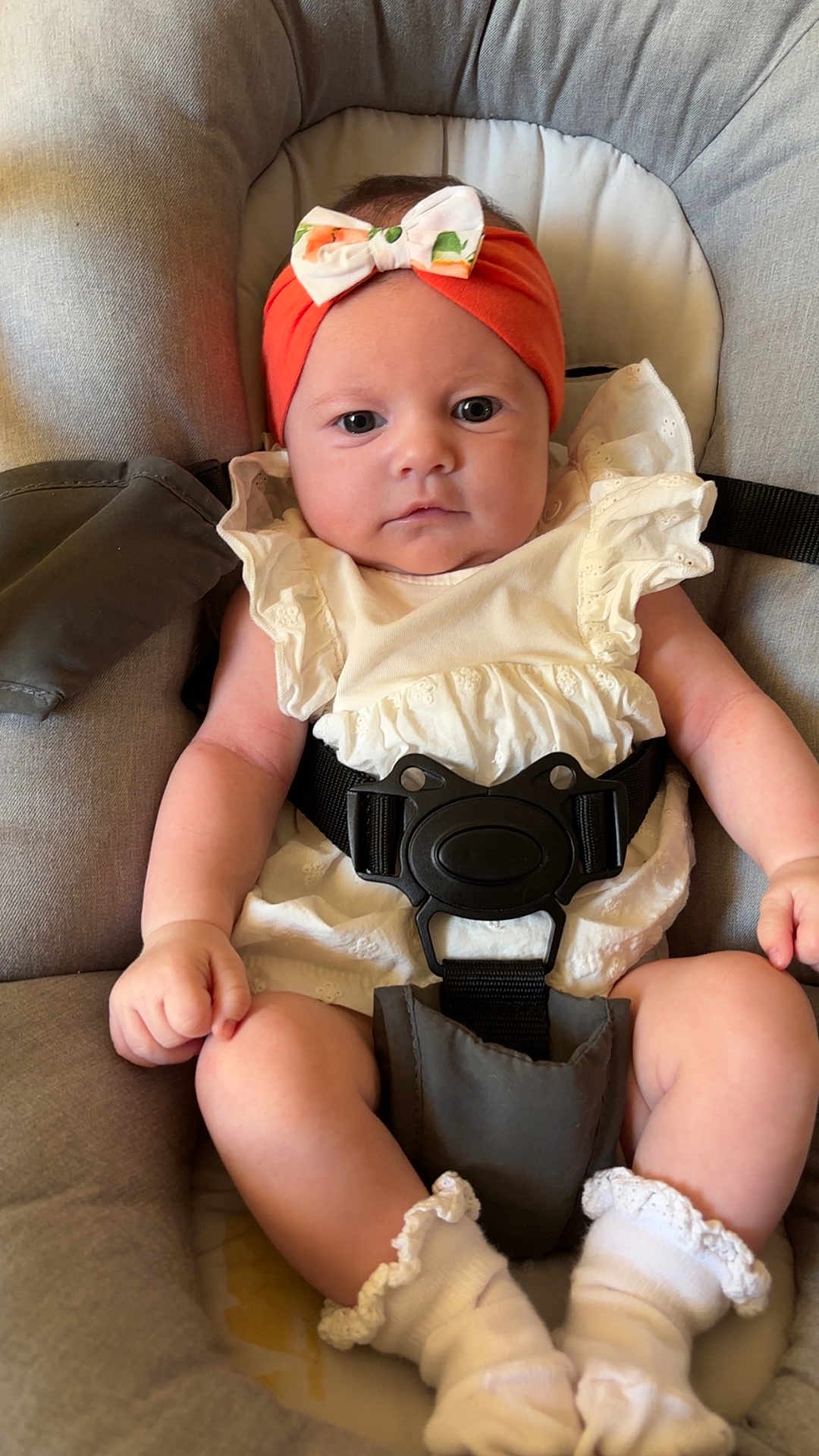 Jade participe au concours pour gagner de l'argent avec cette photo : baby, infant, car_seat, headband, bow, white_clothing, socks, straps, sitting, cute, child, portrait, indoors, soft_fabric, secured, young, adorable, comfort, seat, closeup