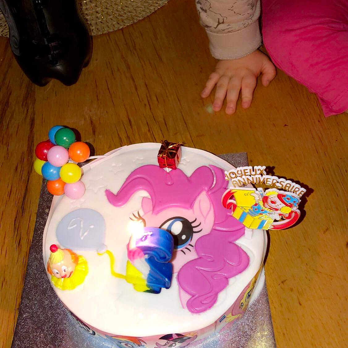 Jaana a rejoint le concours — aidez-le/la à gagner de superbes lots ! baked_goods, birthday, birthday_cake, cake, cake_decorating, cake_decorating_supply, carbonated_soft_drinks, coca_cola, cola, dessert, icing, ingredient, kuchen, nail, party, pink, plate, sugar_cake, sugar_paste, sweetness