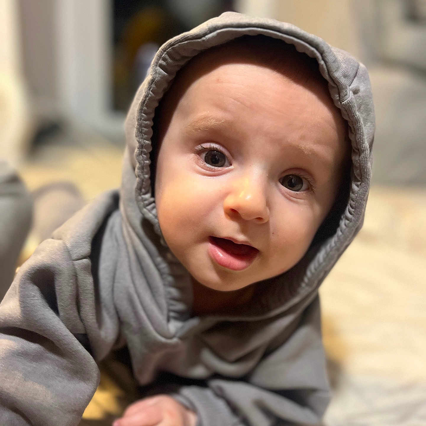 Dustin participe au concours pour gagner de l'argent avec cette photo : baby, bodypart, bonnet, cap, clothing, crawling, face, happy, hat, head, hood, hoodie, knitwear, newborn, person, photography, portrait, smile, sweater, sweatshirt