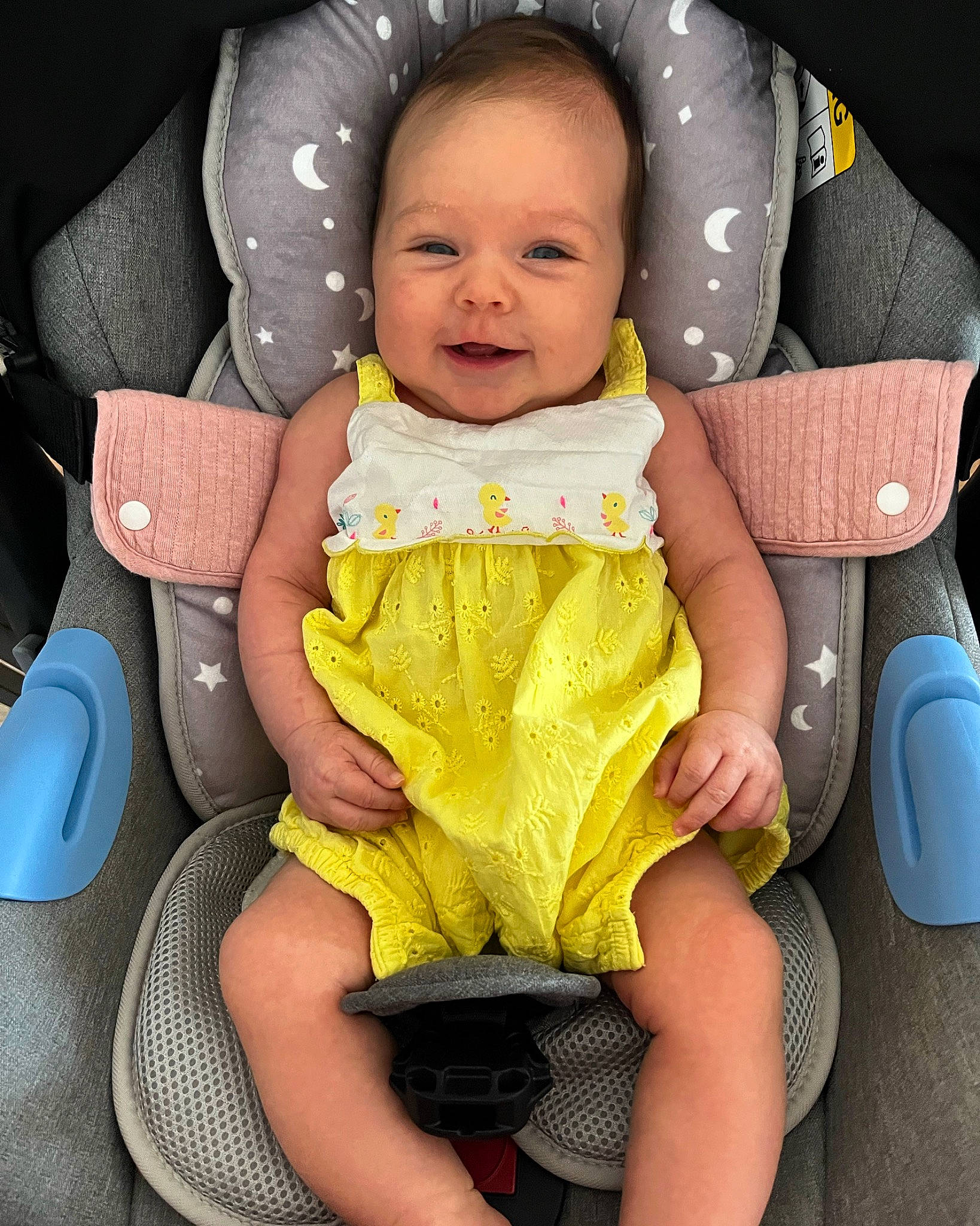 Livia a rejoint le concours — aidez-le/la à gagner de superbes lots ! auto_part, baby, baby_carriage, baby_in_car_seat, baby_products, baby_toddler_clothing, car_seat, cheek, child, comfort, facial_expression, finger, fun, happy, person, seat_belt, sitting, skin, smile, thigh