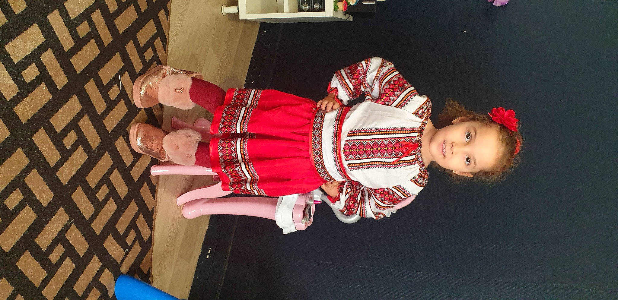 Sarra Ioana a rejoint le concours — aidez-le/la à gagner de superbes lots ! carmine, costume, costume_design, dress, event, fashion_design, flesh, flooring, fun, human_leg, joy, knee, pattern, person, photography, pink, red, room, thigh, toddler