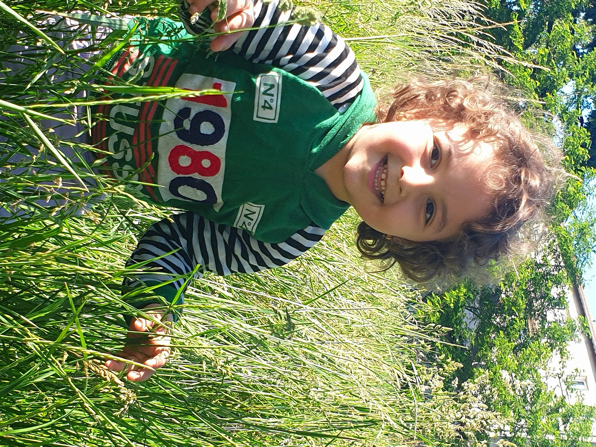 Sarra Ioana participe au concours pour gagner de l'argent avec cette photo : child, event, fun, grass, grass_family, grassland, groundcover, happy, hat, holiday, joy, lawn, people_in_nature, person, plant, shrub, smile, t_shirt, toddler, tree