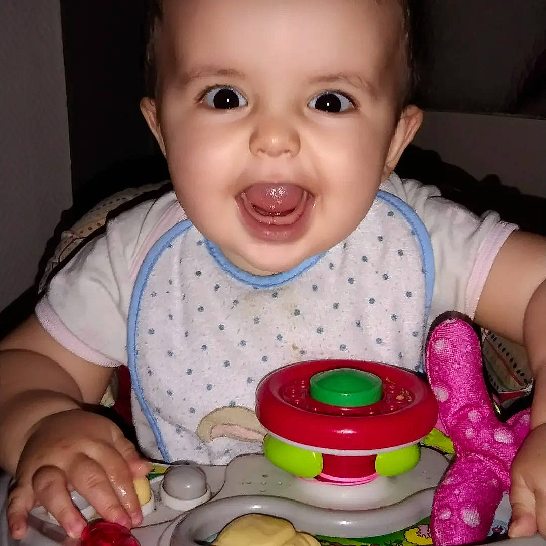 Ibrahim Dominik a rejoint le concours — aidez-le/la à gagner de superbes lots ! baby, baby_playing_with_toys, baby_products, baby_toddler_clothing, baby_toys, cheek, child, drinkware, finger, fun, happy, iris, mouth, nose, organ, person, skin, sleeve, smile, textile