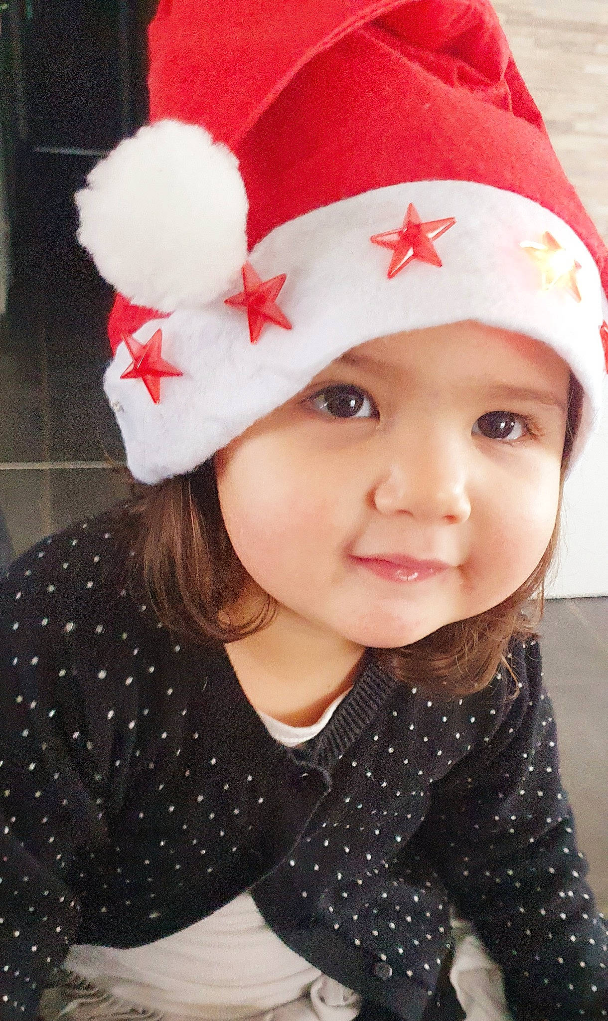 Lana a rejoint le concours — aidez-le/la à gagner de superbes lots ! baby_toddler_clothing, cap, clothing, cool, costume_hat, eyelash, hair_accessory, happy, hat, head, headgear, headpiece, headwear, lip, pattern, person, pink, red, sleeve, sun_hat