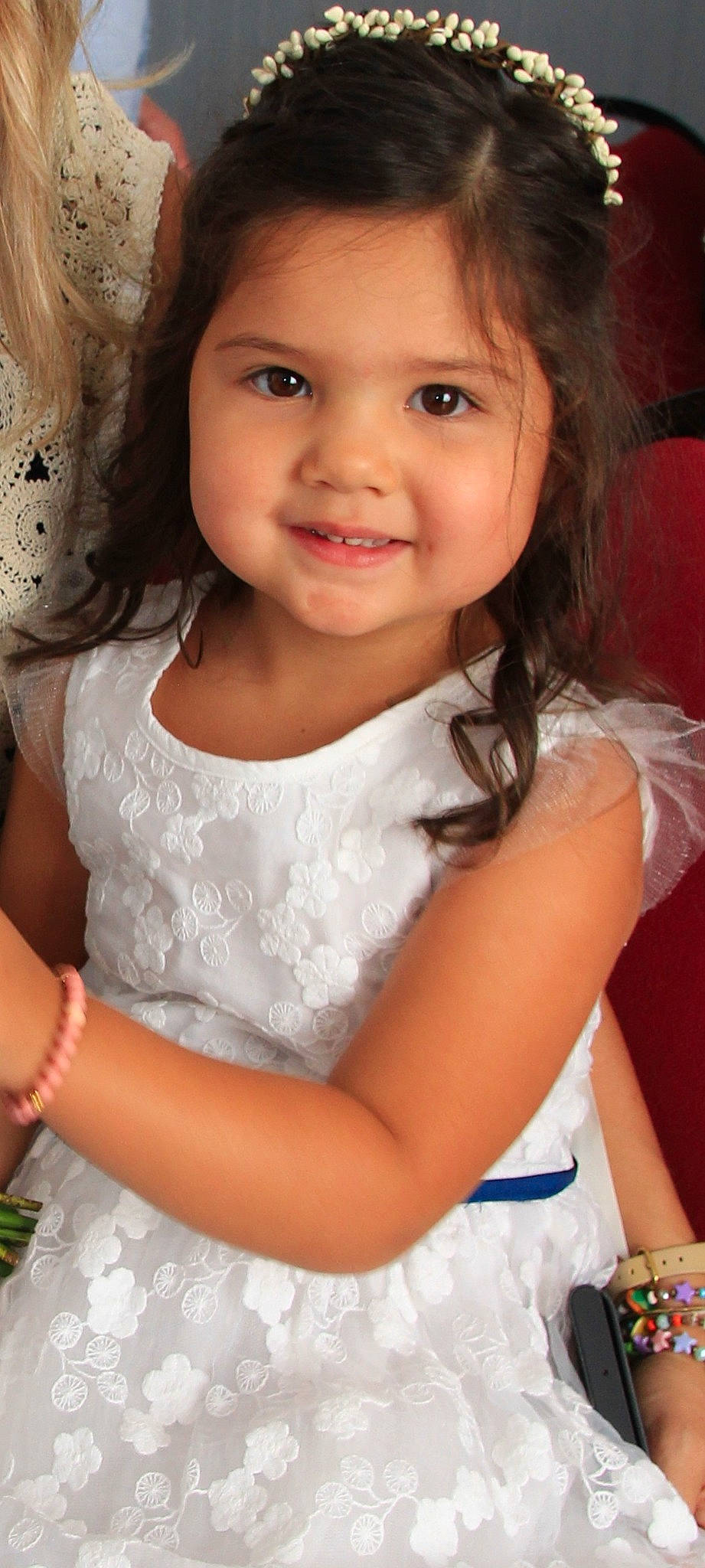 Lana participe au concours pour gagner de l'argent avec cette photo : bangs, beauty, brown_hair, cheek, child, eyebrow, eyelash, face, facial_expression, flash_photography, hair, hairstyle, happy, iris, joy, lip, long_hair, person, skin, smile