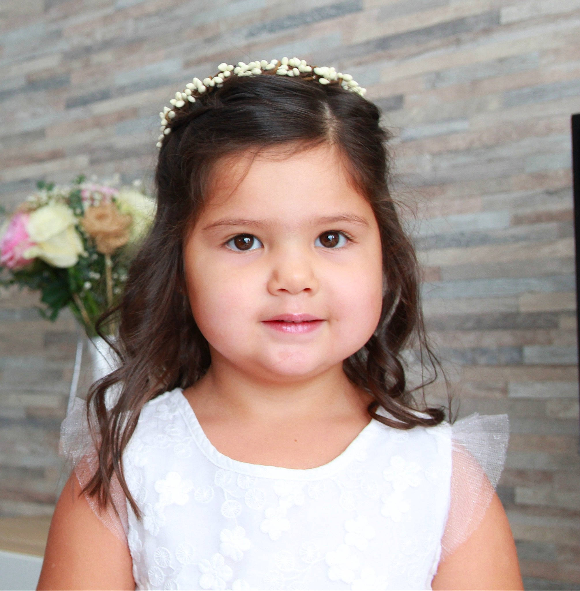 Lana a rejoint le concours — aidez-le/la à gagner de superbes lots ! beauty, bridal_accessory, dress, embellishment, eyebrow, eyelash, facial_expression, flash_photography, flower, hairstyle, happy, headpiece, iris, joy, long_hair, neck, person, petal, shoulder, smile