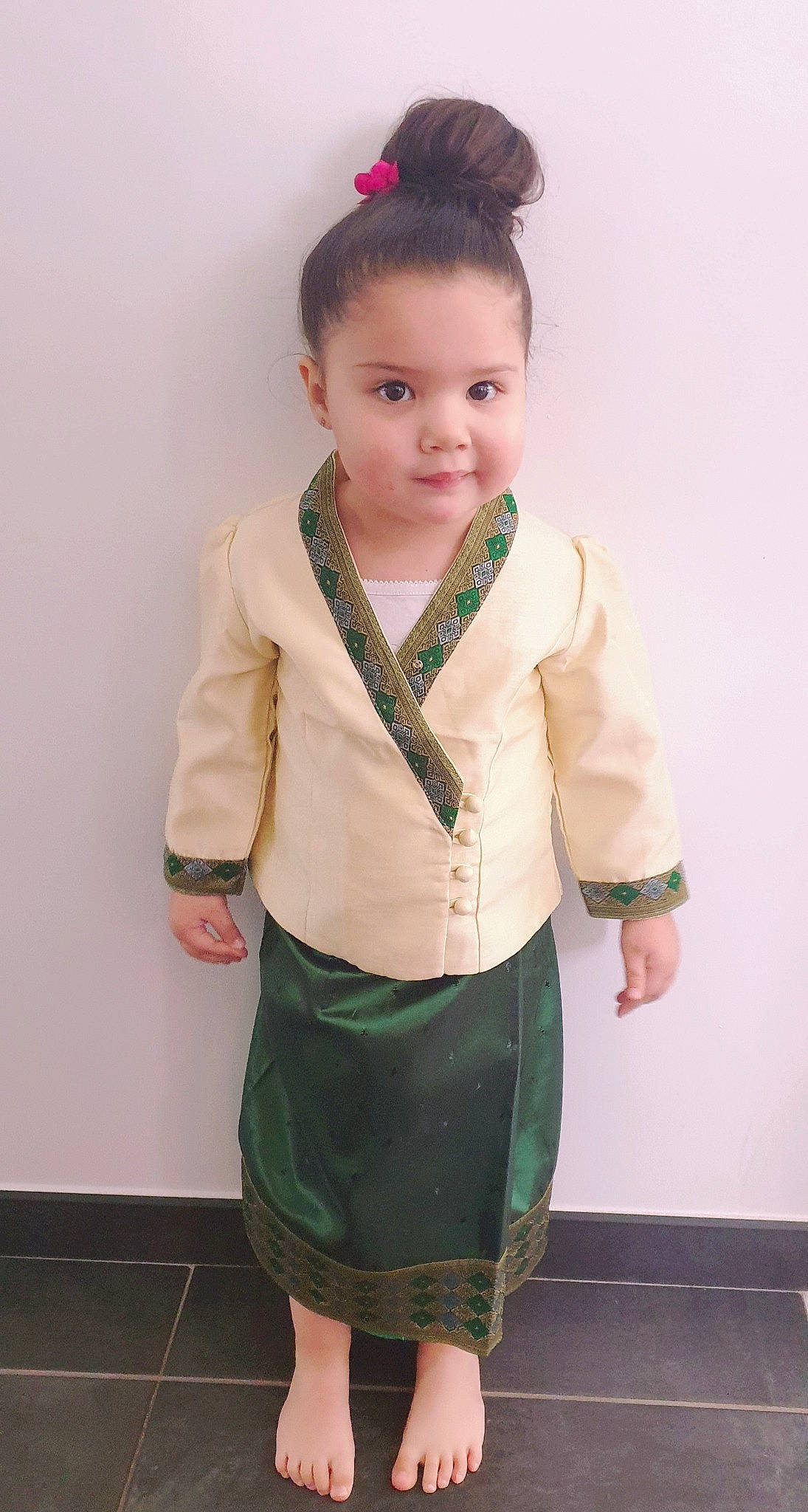 Lana a rejoint le concours — aidez-le/la à gagner de superbes lots ! baby_toddler_clothing, blazer, collar, dress_shirt, face, fashion_accessory, fashion_design, formal_wear, gesture, hair, jewellery, joint, neck, necklace, pattern, person, sleeve, toddler, trunk, uniform