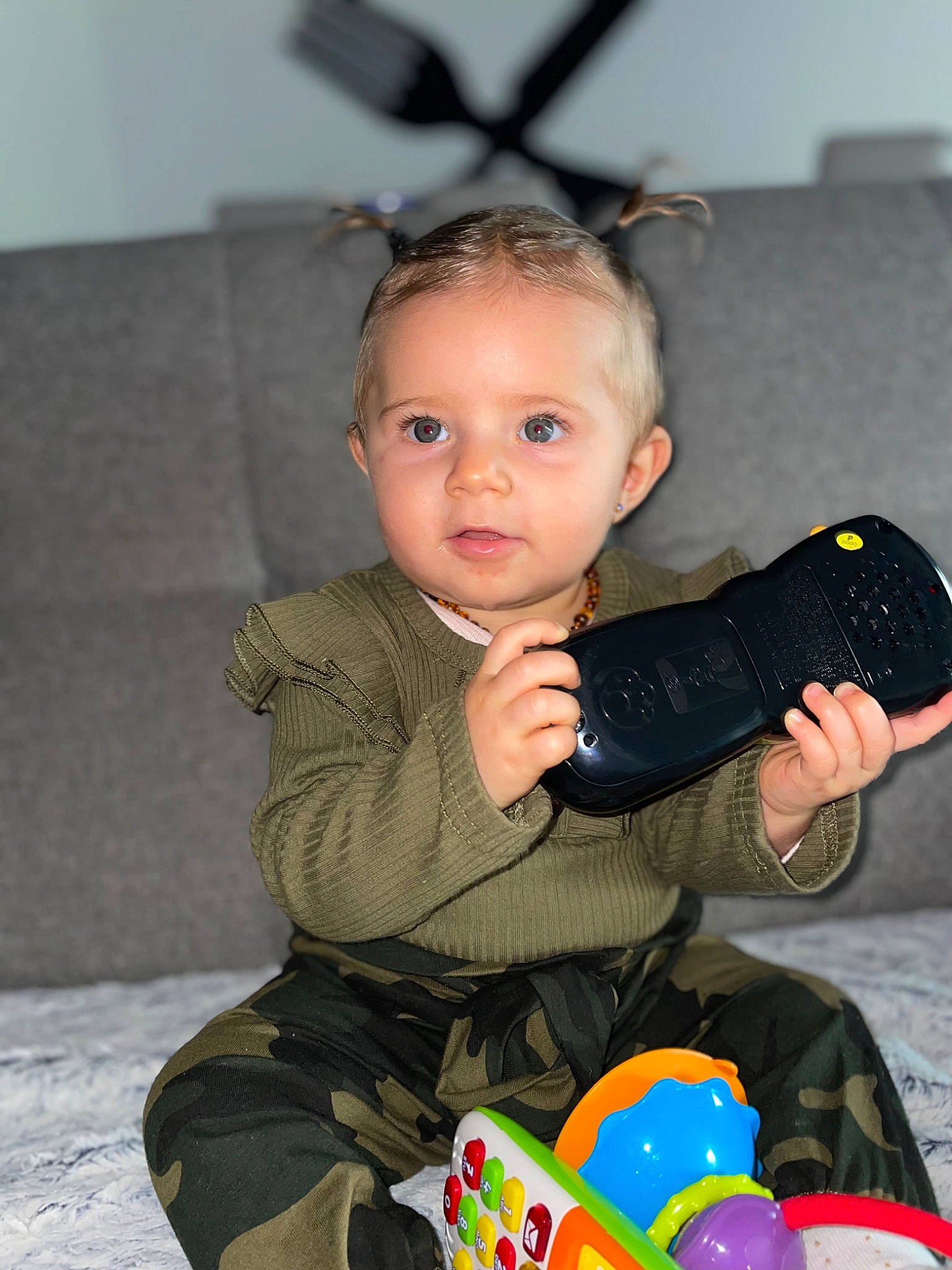 Molly participe au concours pour gagner de l'argent avec cette photo : baby, baby_playing_with_toys, baby_toddler_clothing, cheek, child, comfort, eye, face, flash_photography, fun, head, jewellery, people, person, sitting, skin, snapshot, sock, thumb, toddler