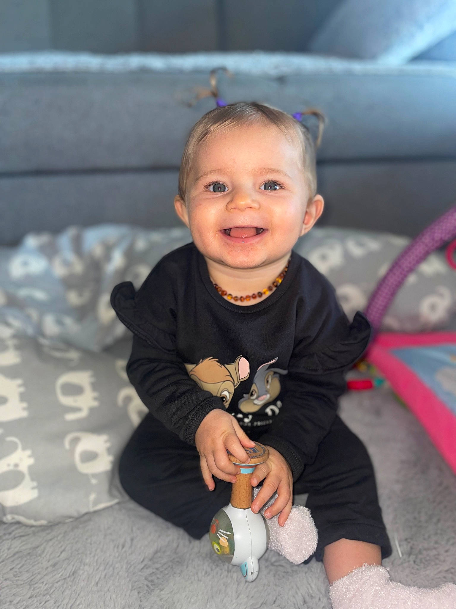 Molly a rejoint le concours — aidez-le/la à gagner de superbes lots ! baby, baby_products, baby_toddler_clothing, cheek, child, eye, face, finger, flooring, fun, happy, human, joy, person, sitting, skin, sleeve, smile, thumb, toddler