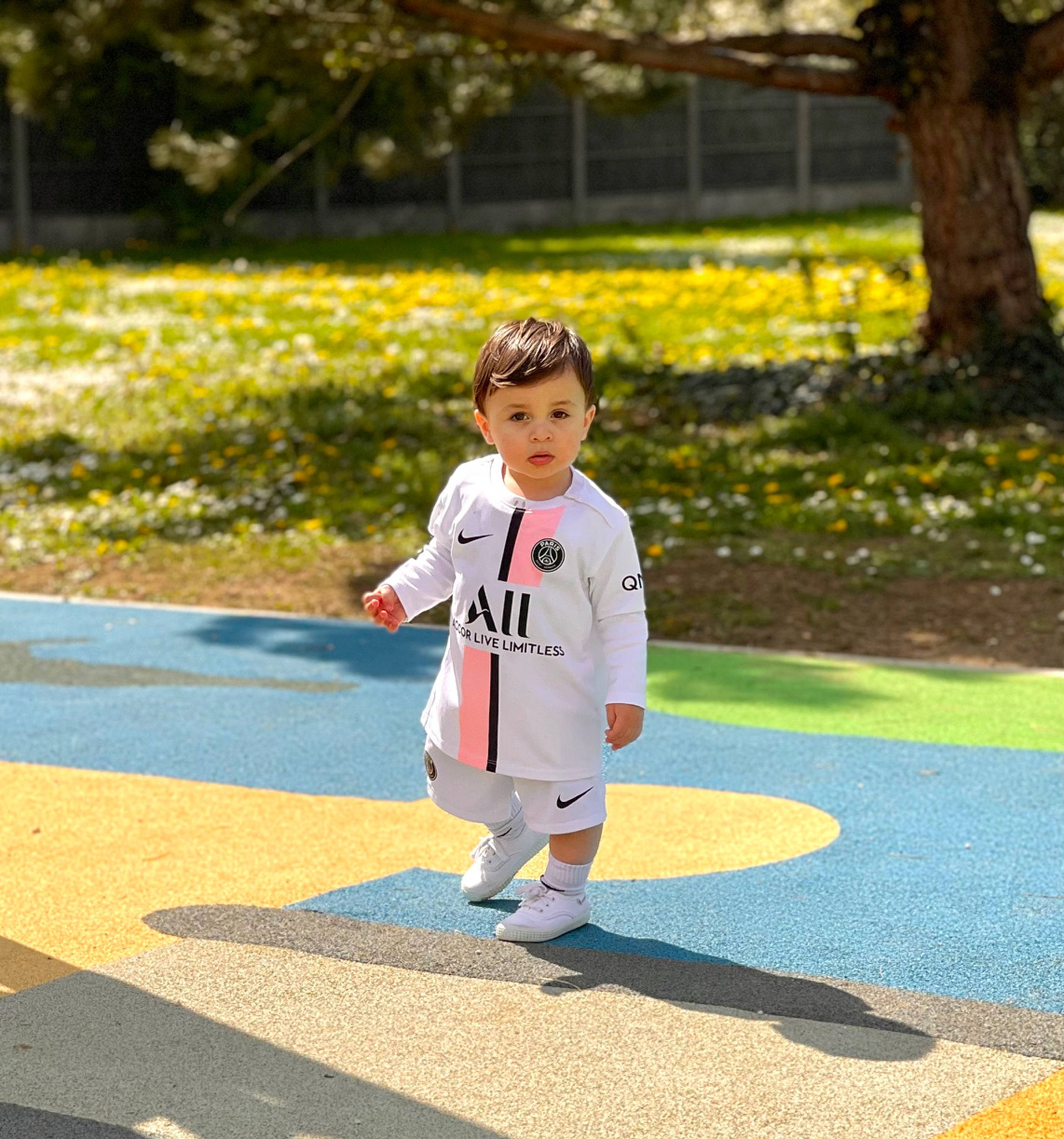 Nahil a rejoint le concours — aidez-le/la à gagner de superbes lots ! asphalt, child, competition_event, electric_blue, flooring, footwear, fun, grass, happy, leisure, person, plant, player, recreation, sneakers, sports, t_shirt, toddler, tree, uniform