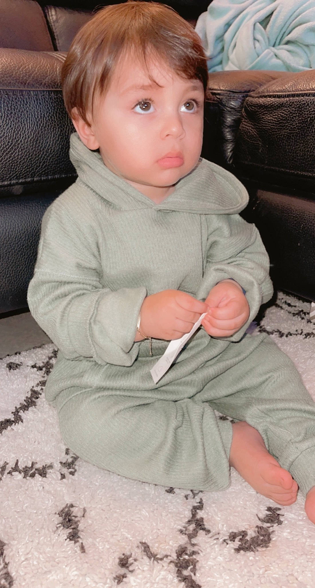Nahil participe au concours pour gagner de l'argent avec cette photo : baby_toddler_clothing, cheek, child, comfort, couch, eye, face, finger, flooring, head, lap, leg, nose, organ, person, sitting, skin, sleeve, thumb, toddler