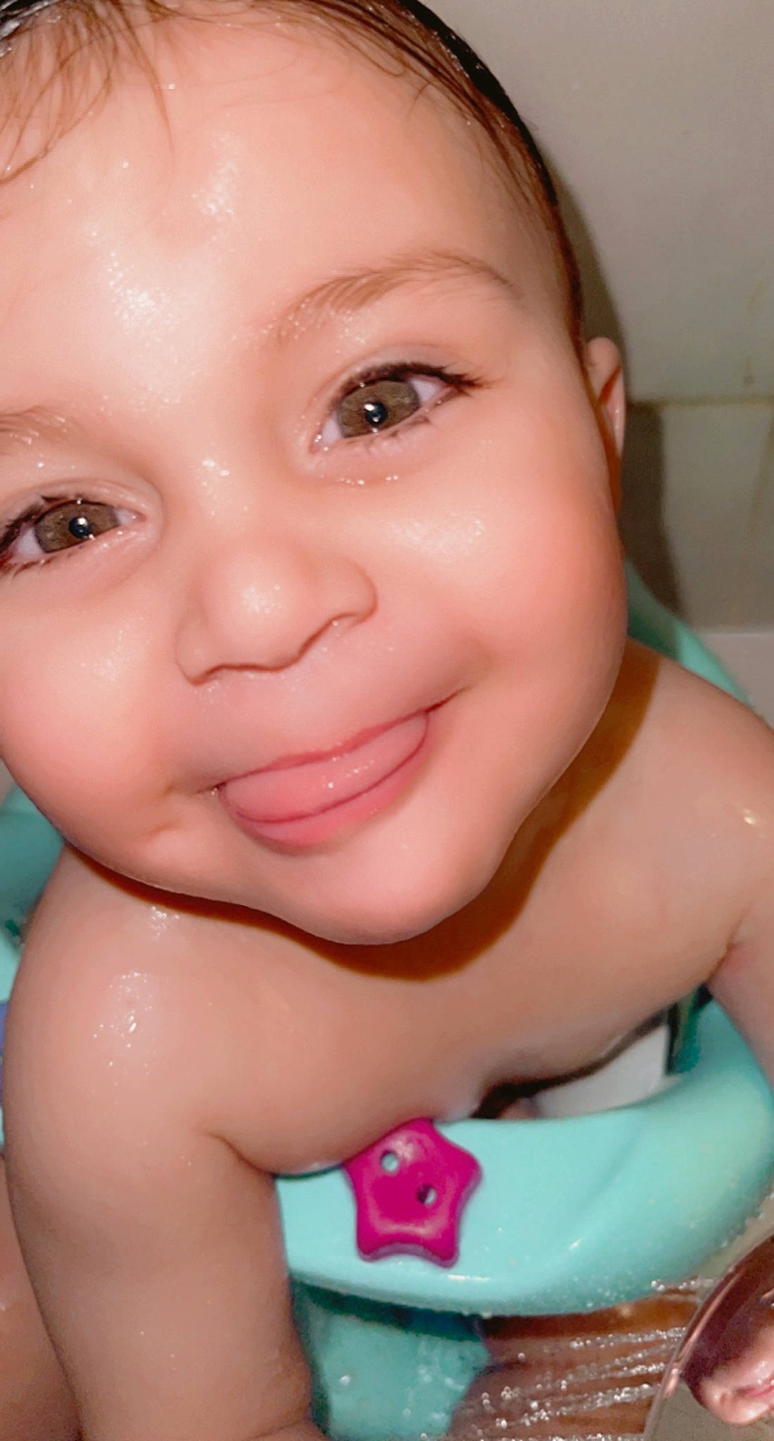 Nahil participe au concours pour gagner de l'argent avec cette photo : baby_bathing, cheek, chin, ear, eye, eyebrow, eyelash, face, facial_expression, finger, happy, iris, joy, lip, mouth, nose, person, pink, product, skin
