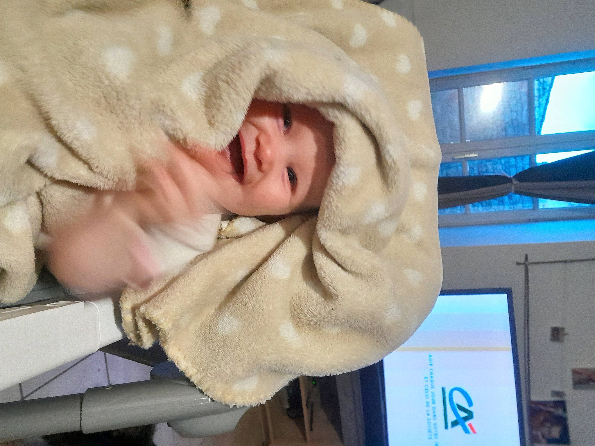 Lèonie a rejoint le concours — aidez-le/la à gagner de superbes lots ! baby, baby_sleeping, bedtime, cheek, child, comfort, display_device, finger, fur, gesture, headwear, linens, nap, person, room, sleep, toddler