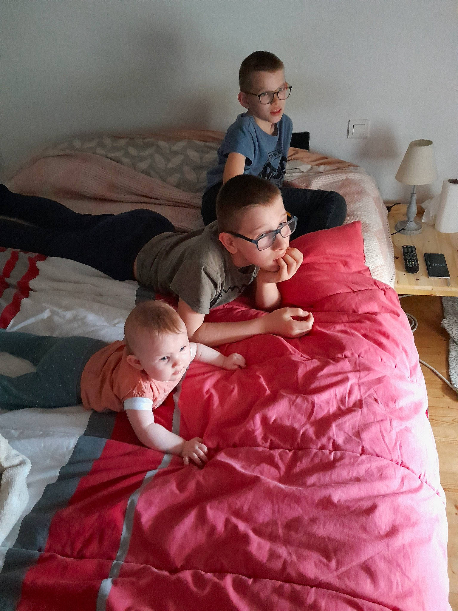 Lèonie participe au concours pour gagner de l'argent avec cette photo : baby, bed, bedding, bedroom, child, comfort, couch, event, face, flooring, fun, head, lap, linens, magenta, person, pillow, room, sitting, t_shirt