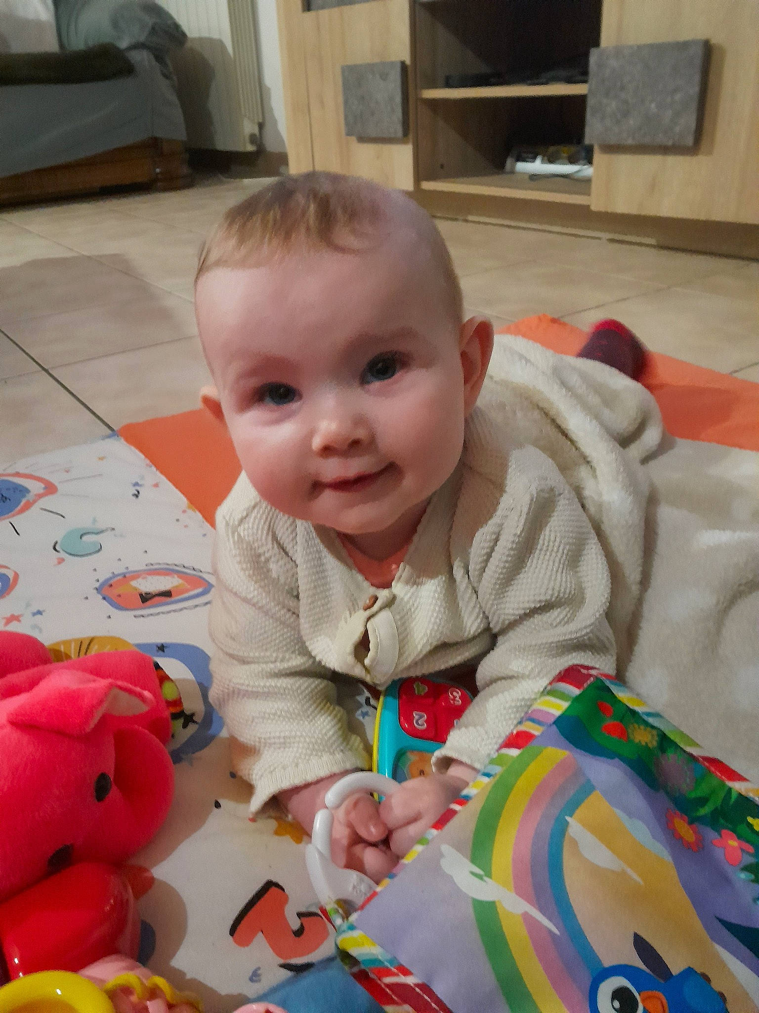 Lèonie participe au concours pour gagner de l'argent avec cette photo : baby, baby_playing_with_toys, baby_products, baby_toddler_clothing, baby_toys, cheek, child, event, flooring, fun, happy, person, play, room, sitting, skin, smile, toddler, toy, toy_vehicle