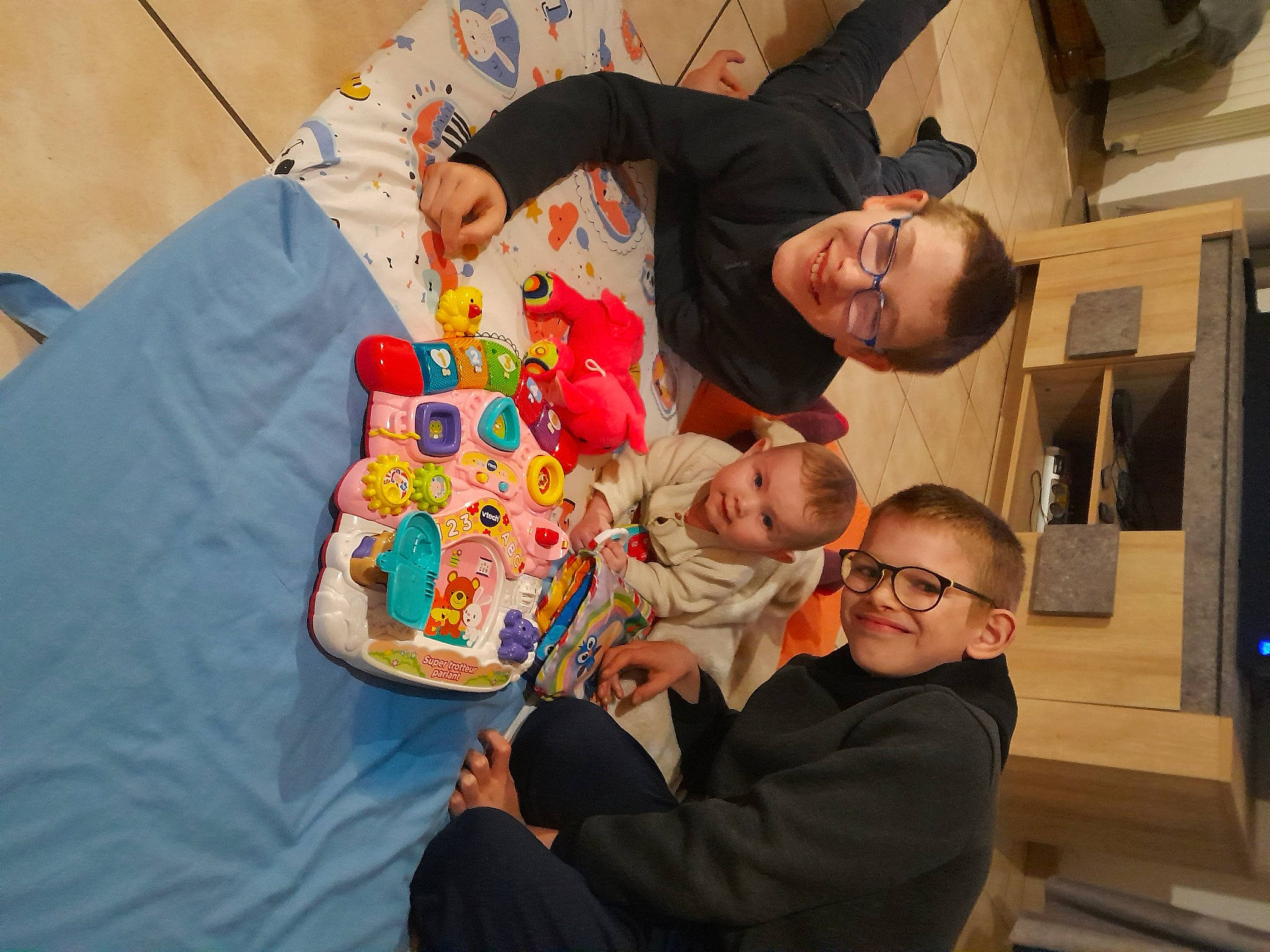 Raphaël a rejoint le concours — aidez-le/la à gagner de superbes lots ! baby, child, event, eyewear, fun, glasses, happy, holiday, joy, leisure, party, person, play, room, sharing, sitting, smile, t_shirt, toddler, tradition