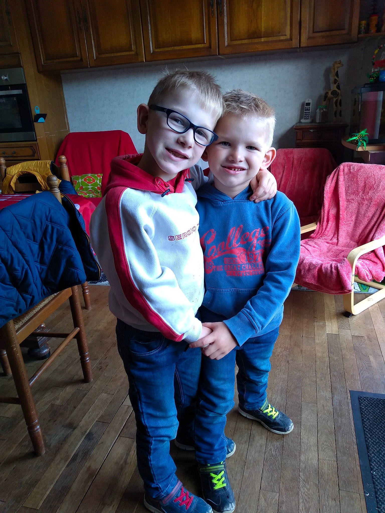 Raphaël a rejoint le concours — aidez-le/la à gagner de superbes lots ! chair, child, cool, electric_blue, event, eyewear, fictional_character, flooring, fun, happy, joy, laugh, leisure, person, room, sandal, sitting, smile, standing, t_shirt