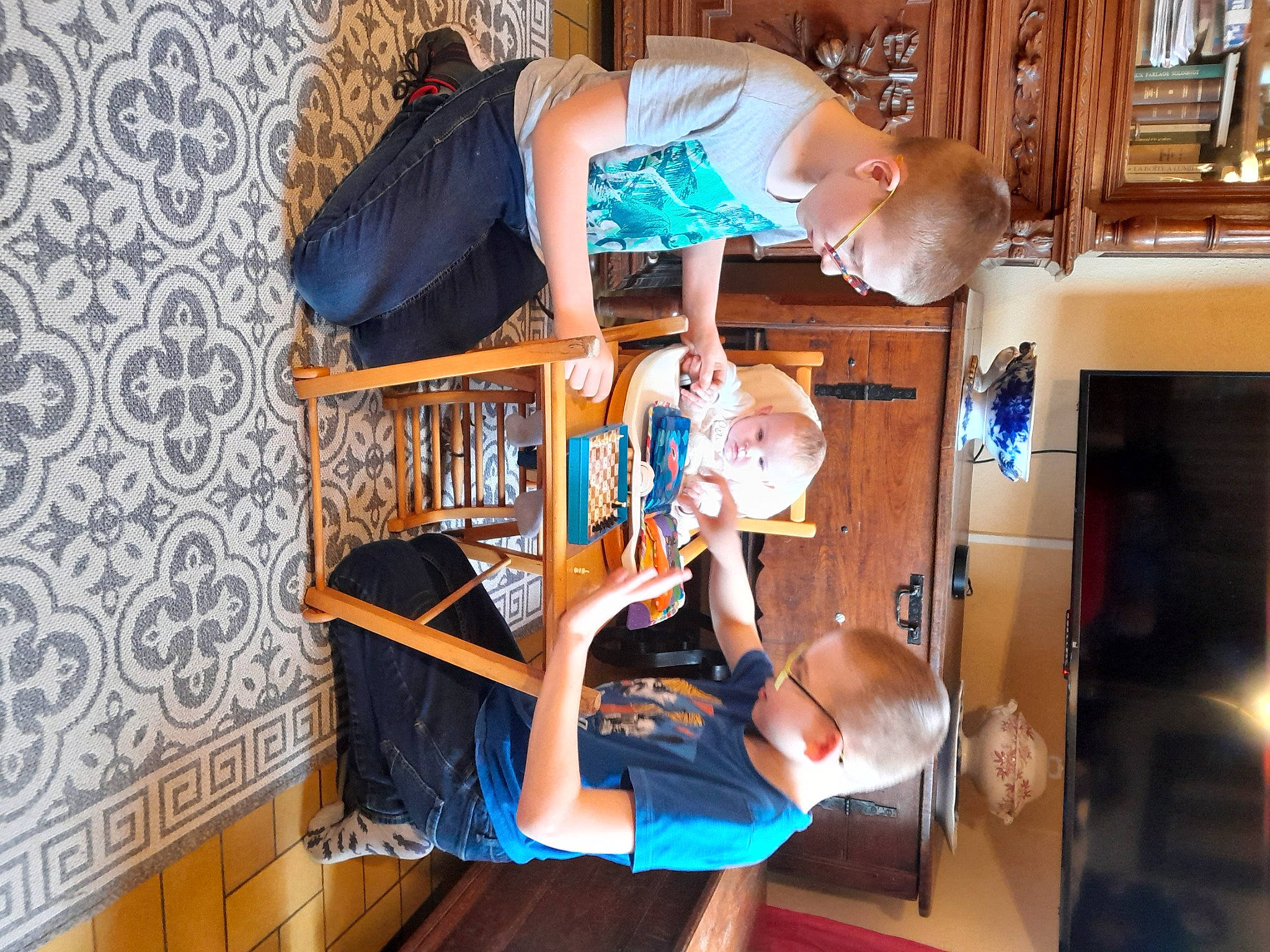 Raphaël participe au concours pour gagner de l'argent avec cette photo : arm, blue, child, event, fun, hand, happy, hardwood, hat, leisure, person, play, room, shorts, t_shirt, thigh, toddler, wood, wrist