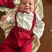 Jules participe au concours pour gagner de l'argent avec cette photo : baby, child, smile, face, white_shirt, red_pants, red_suspender, bow_tie, blanket, wooden_table, clothing, person, cute, indoors, happy, infant, portrait, baby_garment, baby_fashion, table