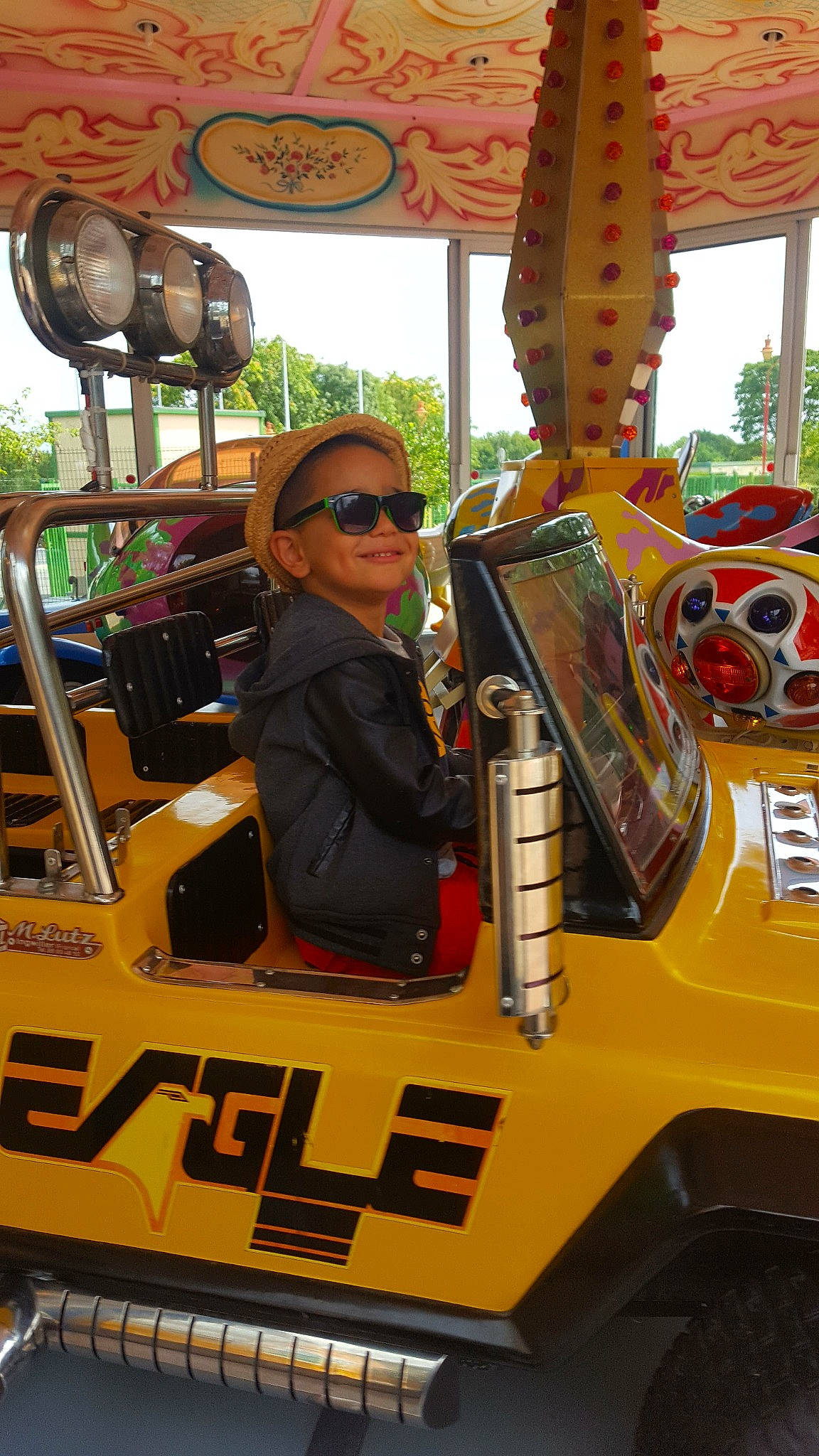 Fares a rejoint le concours — aidez-le/la à gagner de superbes lots ! amusement_park, amusement_ride, car, fair, fun, joy, motor_vehicle, person, recreation, vehicle, yellow