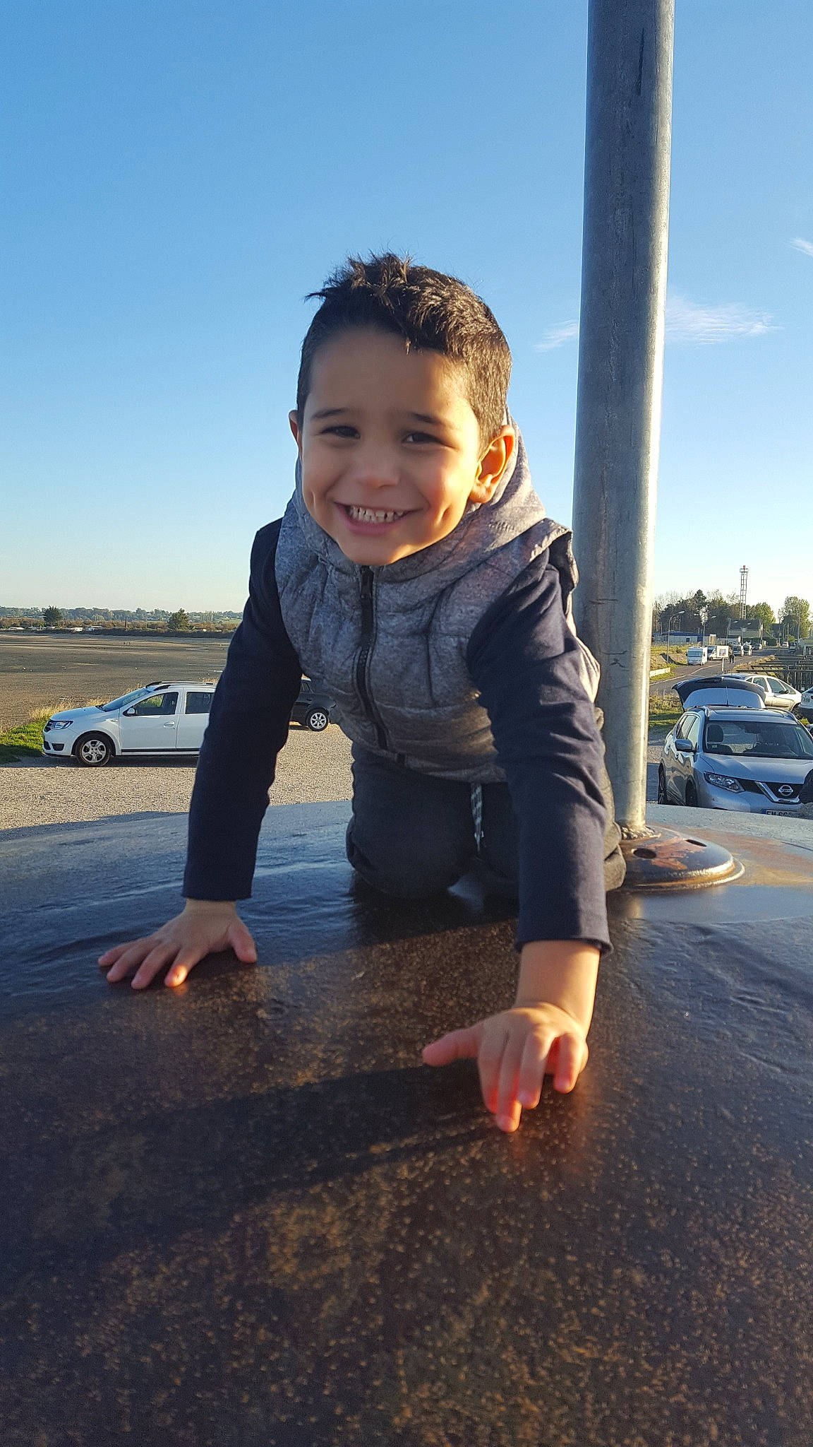 Fares a rejoint le concours — aidez-le/la à gagner de superbes lots ! boy, car, child, day, fun, girl, joy, male, person, photograph, play, recreation, sitting, sky, smile, standing, summer, toddler, vacation, water