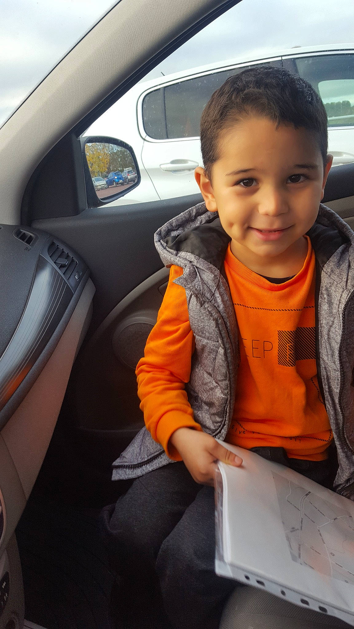 Fares participe au concours pour gagner de l'argent avec cette photo : car, car_seat, child, day, driving, family_car, girl, joy, luxury_vehicle, mid_size_car, motor_vehicle, person, product, smile, toddler, vehicle, vehicle_door