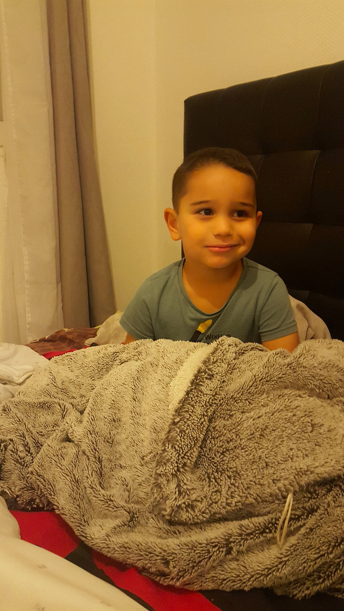 Fares participe au concours pour gagner de l'argent avec cette photo : boy, child, eye, fun, girl, infant, joy, person, sitting, skin, smile, textile, toddler