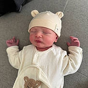 Milo a rejoint le concours — aidez-le/la à gagner de superbes lots ! newborn, baby, sleeping, infant, hat, bear_patch, cream_outfit, cute, cozy, soft, lying_down, closed_eyes, child, indoors, peaceful, adorable, small_hands, face, headwear, blanket