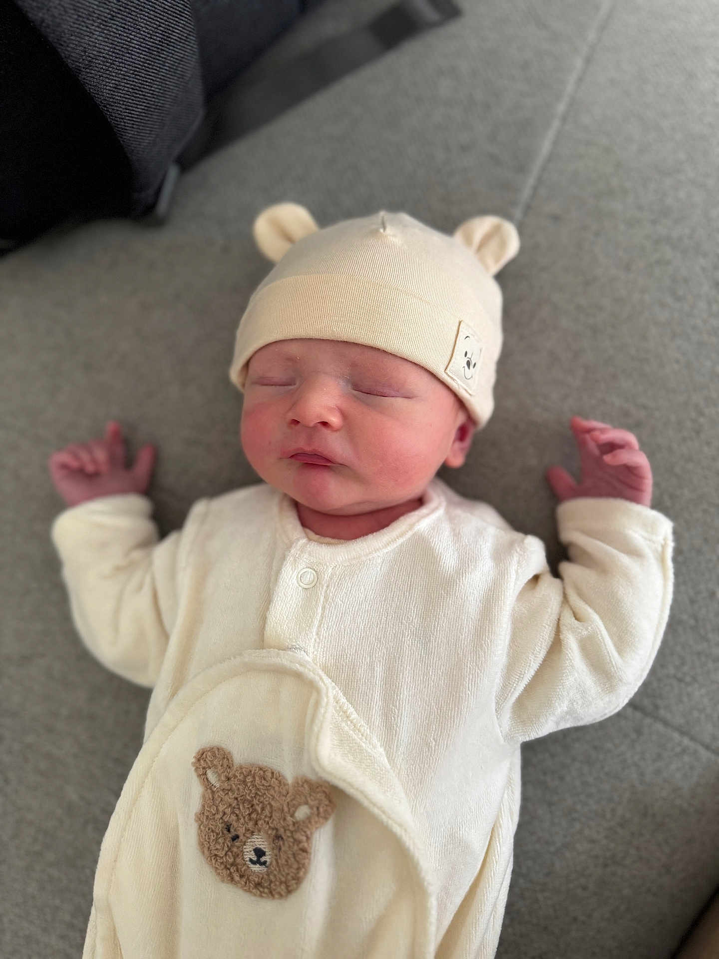 Milo a rejoint le concours — aidez-le/la à gagner de superbes lots ! newborn, baby, sleeping, infant, hat, bear_patch, cream_outfit, cute, cozy, soft, lying_down, closed_eyes, child, indoors, peaceful, adorable, small_hands, face, headwear, blanket