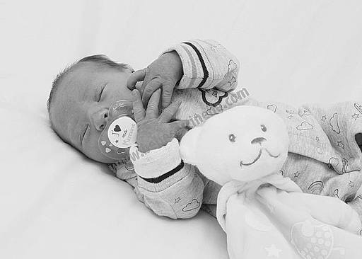 Jack participe au concours pour gagner de l'argent avec cette photo : baby, baby_sleeping, bedtime, birth, black_and_white, child, drawing, love, person, photograph, photography, sleep, stuffed_toy, toddler