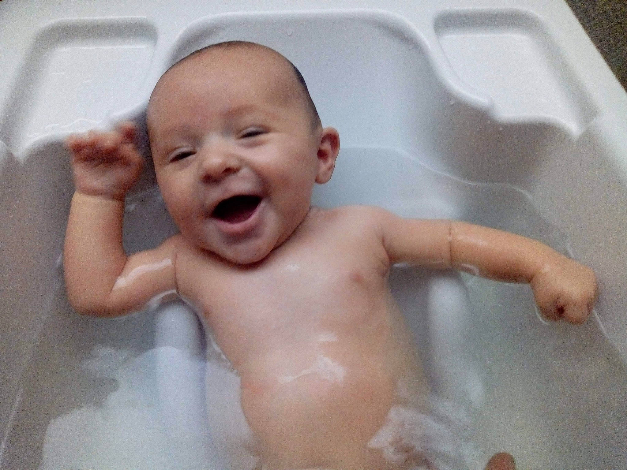 Jack a rejoint le concours — aidez-le/la à gagner de superbes lots ! baby, baby_bathing, baby_laughing, baby_making_funny_faces, bathing, bathtub, child, facial_expression, person, plumbing_fixture, skin, smile, toddler, washing