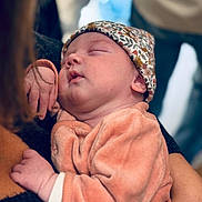 Salomé a rejoint le concours — aidez-le/la à gagner de superbes lots ! baby, sleeping, infant, hat, clothing, person, arm, hand, soft, warm, closeup, portrait, newborn, cute, peaceful, floral, face, skin, cozy, family